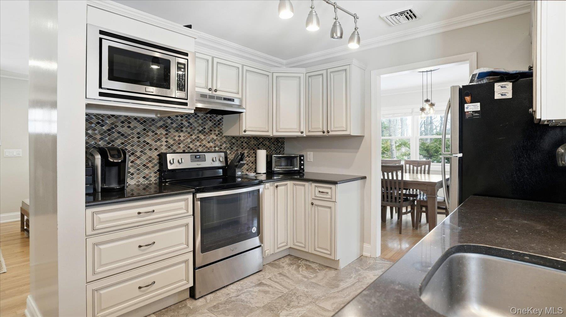 3 Robins Nest Lane, Hampton Bays, NY 11946