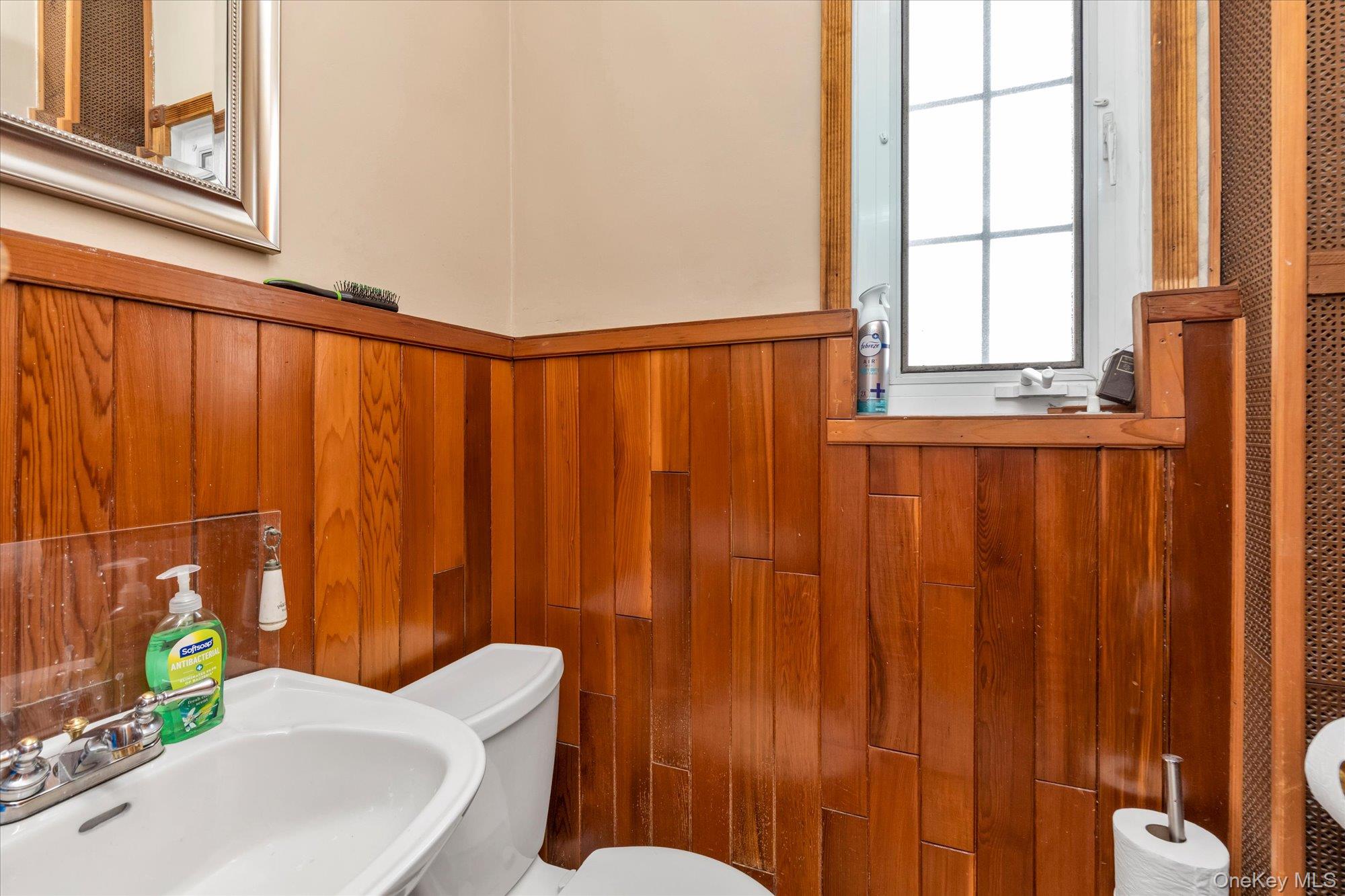 24 Yale Avenue, Hewlett, NY 11557