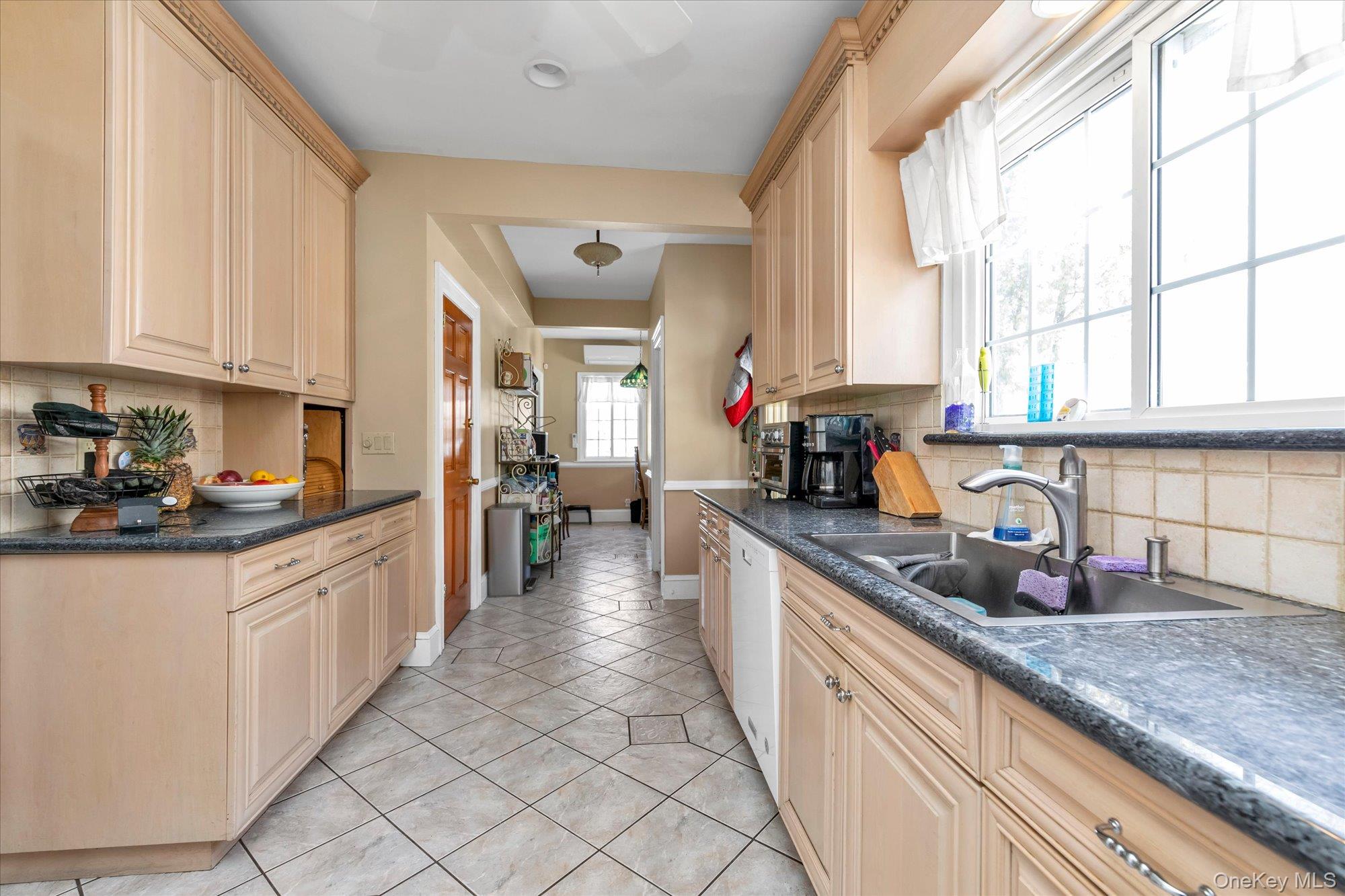 24 Yale Avenue, Hewlett, NY 11557