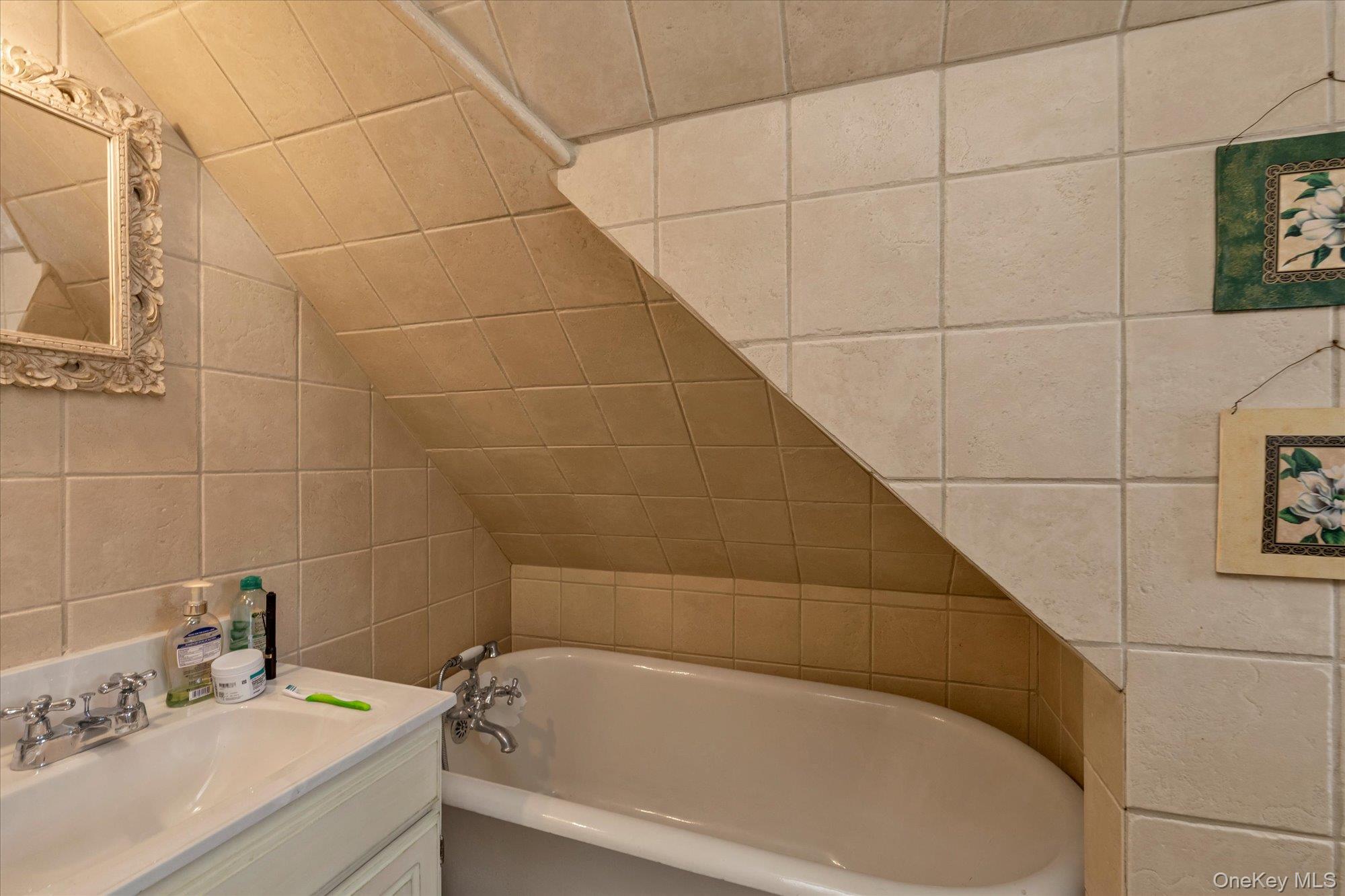 24 Yale Avenue, Hewlett, NY 11557