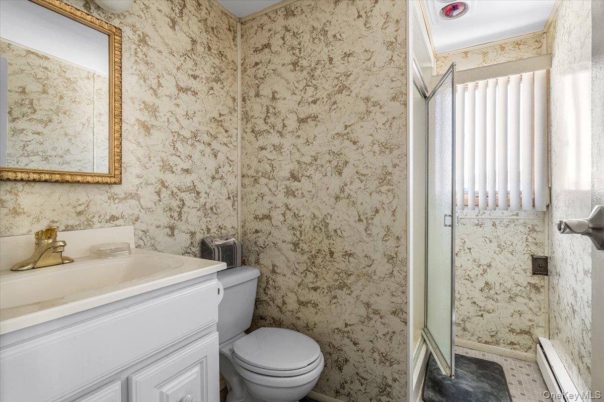 690 N Hamilton Avenue, Lindenhurst, NY 11757