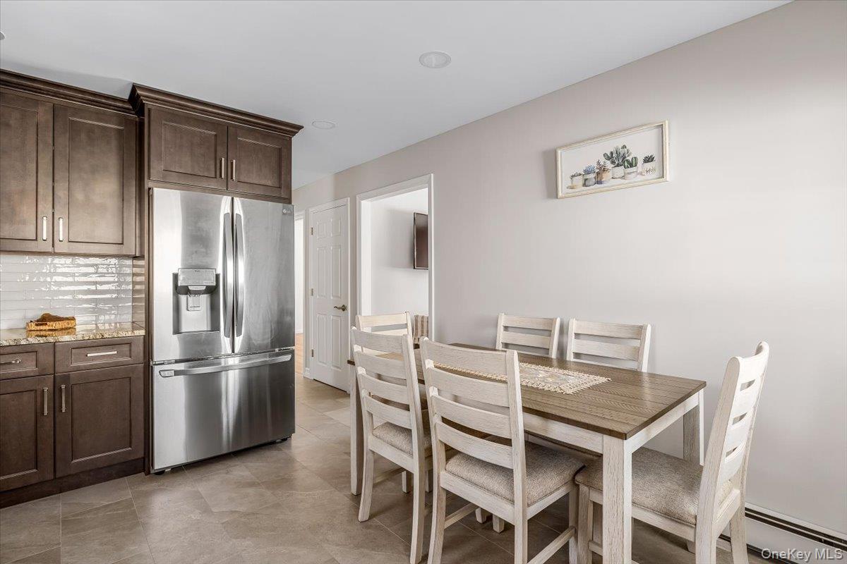 690 N Hamilton Avenue, Lindenhurst, NY 11757