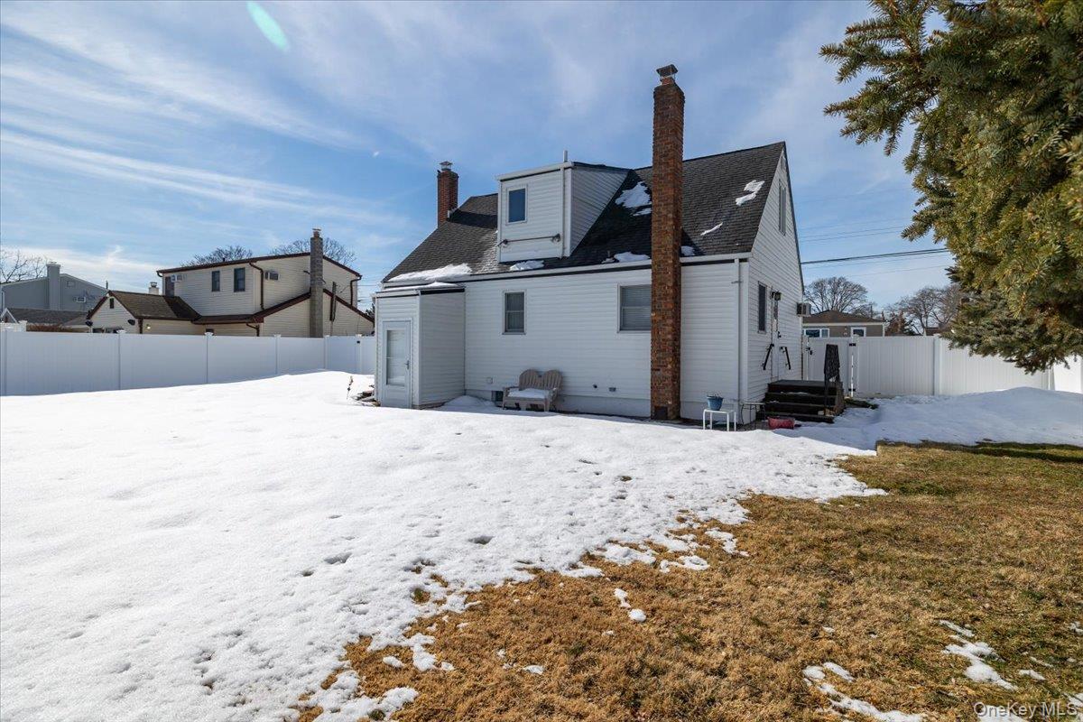 690 N Hamilton Avenue, Lindenhurst, NY 11757