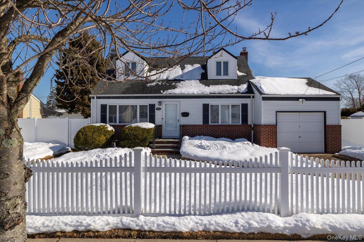 690 N Hamilton Avenue, Lindenhurst, NY 11757