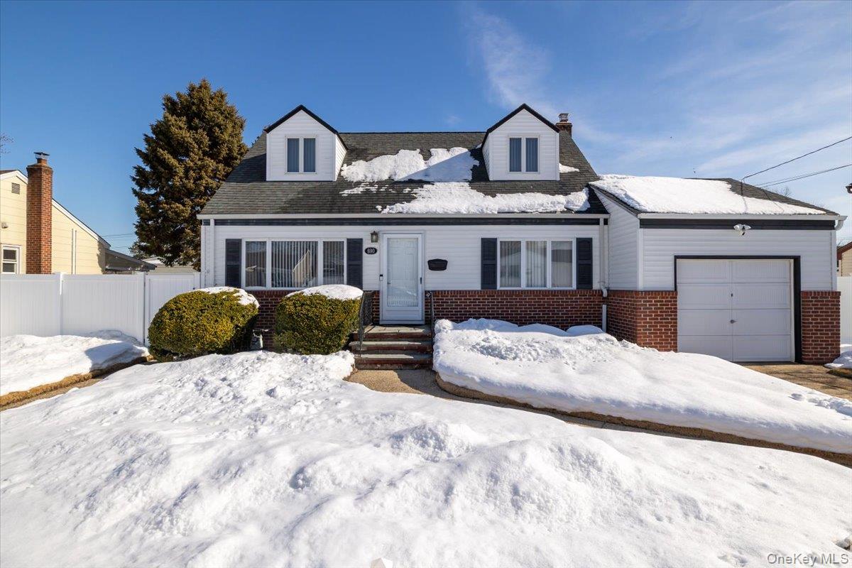 690 N Hamilton Avenue, Lindenhurst, NY 11757