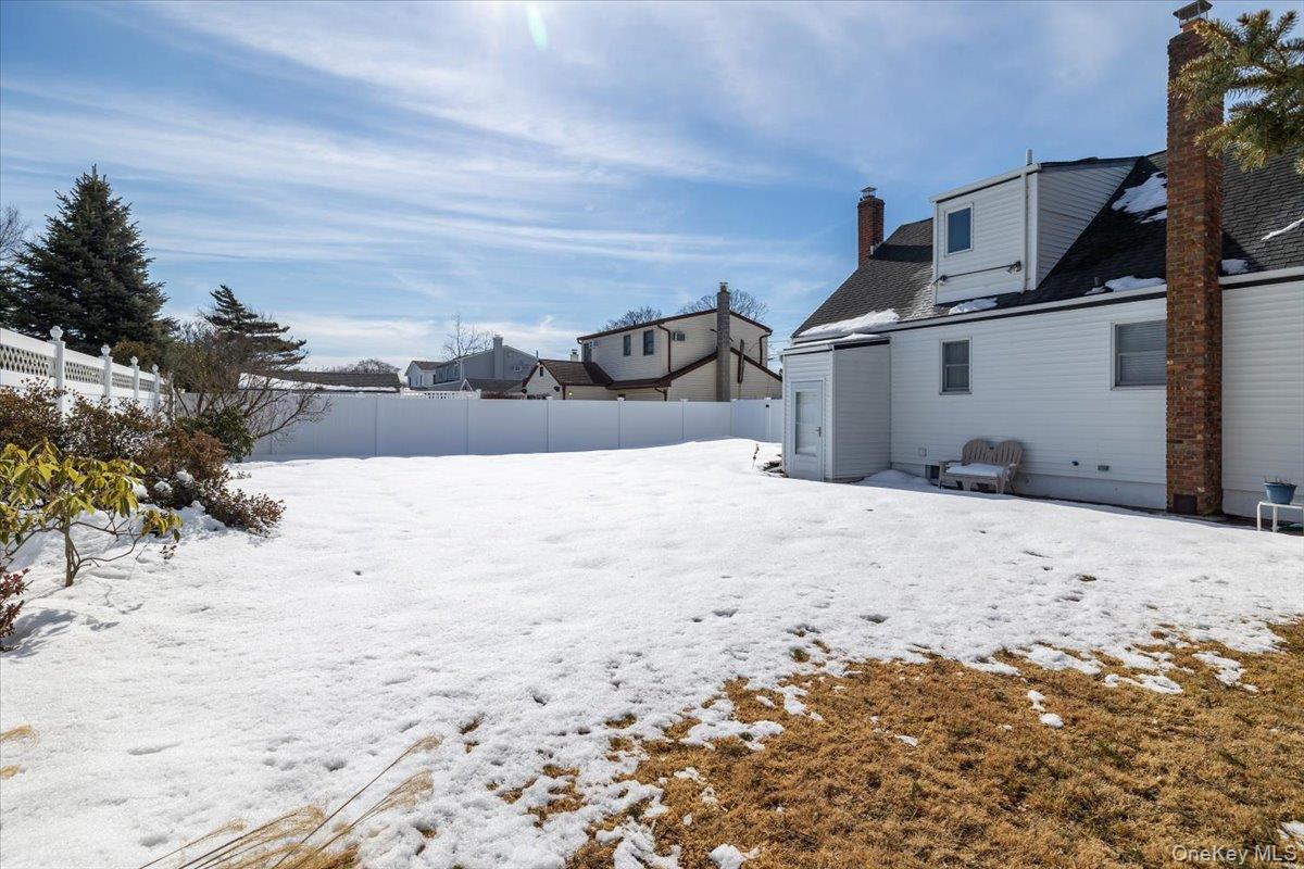 690 N Hamilton Avenue, Lindenhurst, NY 11757