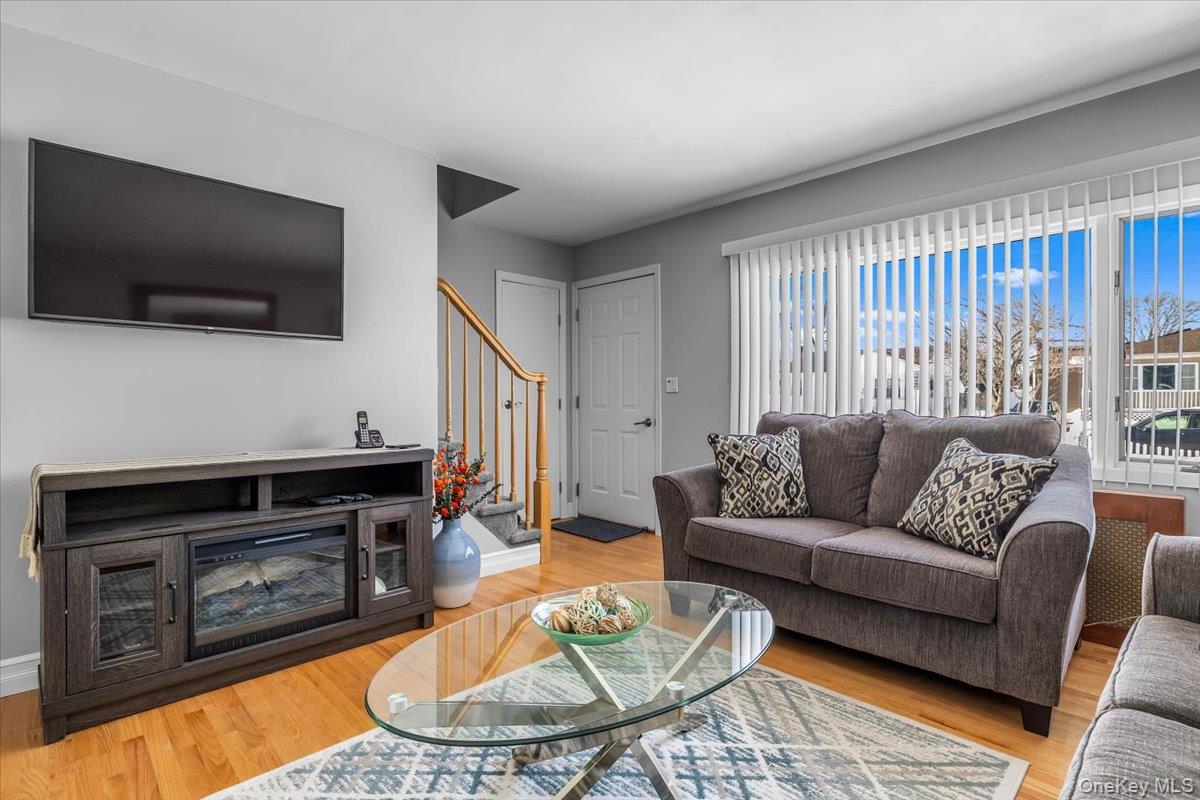 690 N Hamilton Avenue, Lindenhurst, NY 11757