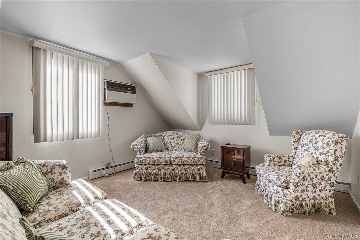 690 N Hamilton Avenue, Lindenhurst, NY 11757