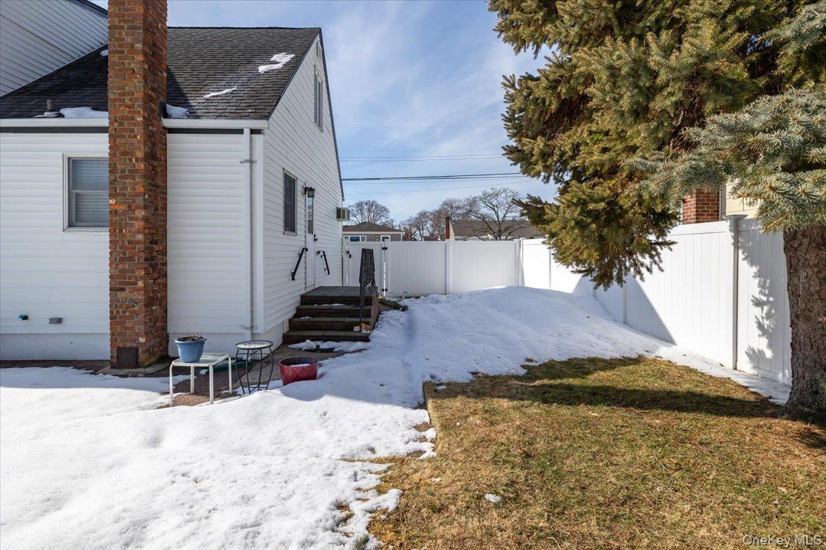 690 N Hamilton Avenue, Lindenhurst, NY 11757