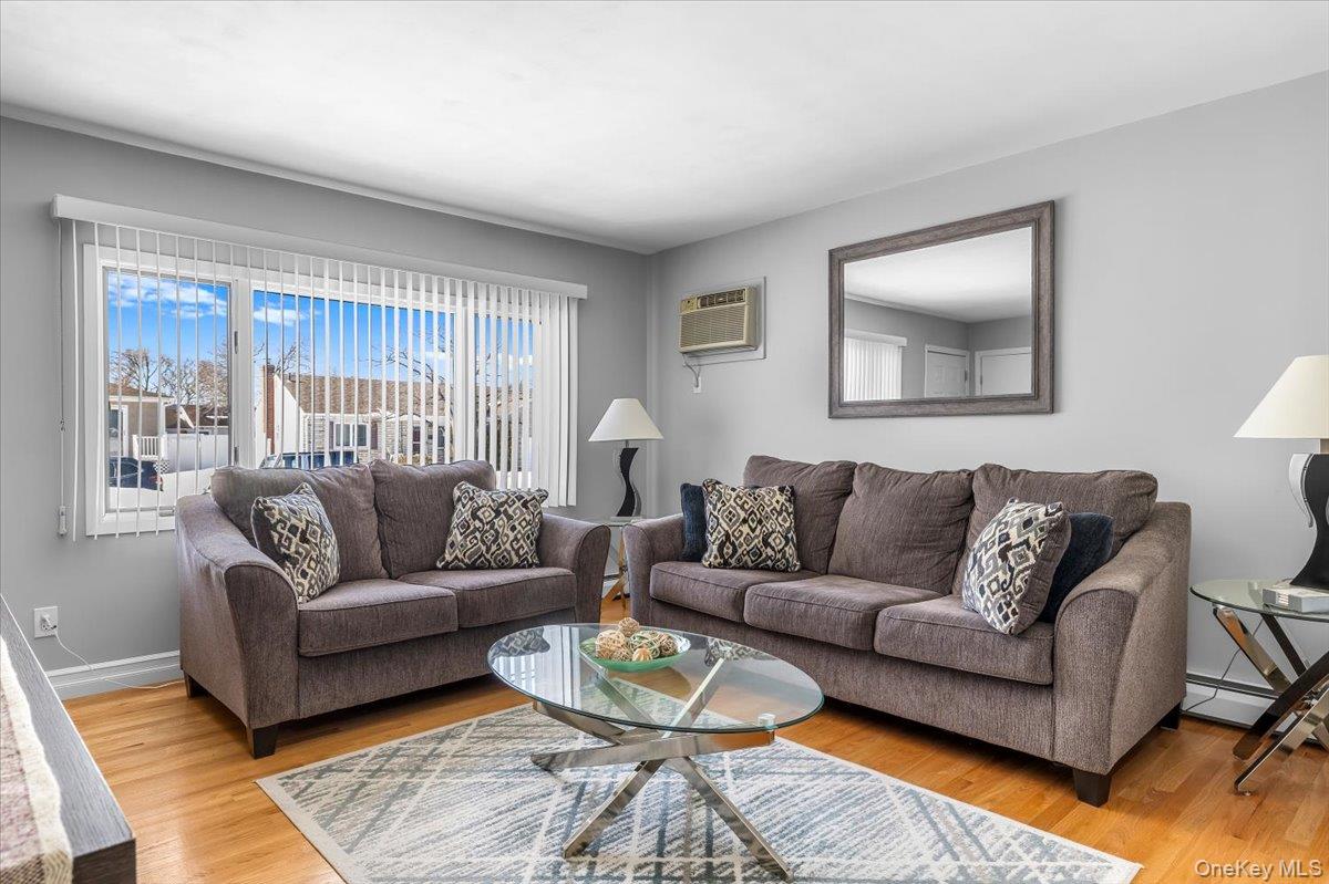 690 N Hamilton Avenue, Lindenhurst, NY 11757