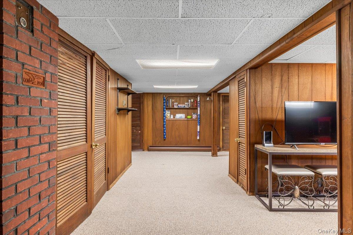 690 N Hamilton Avenue, Lindenhurst, NY 11757