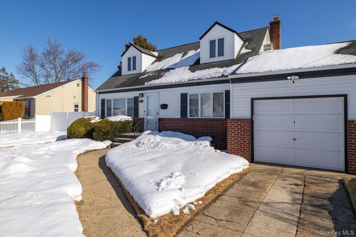 690 N Hamilton Avenue, Lindenhurst, NY 11757