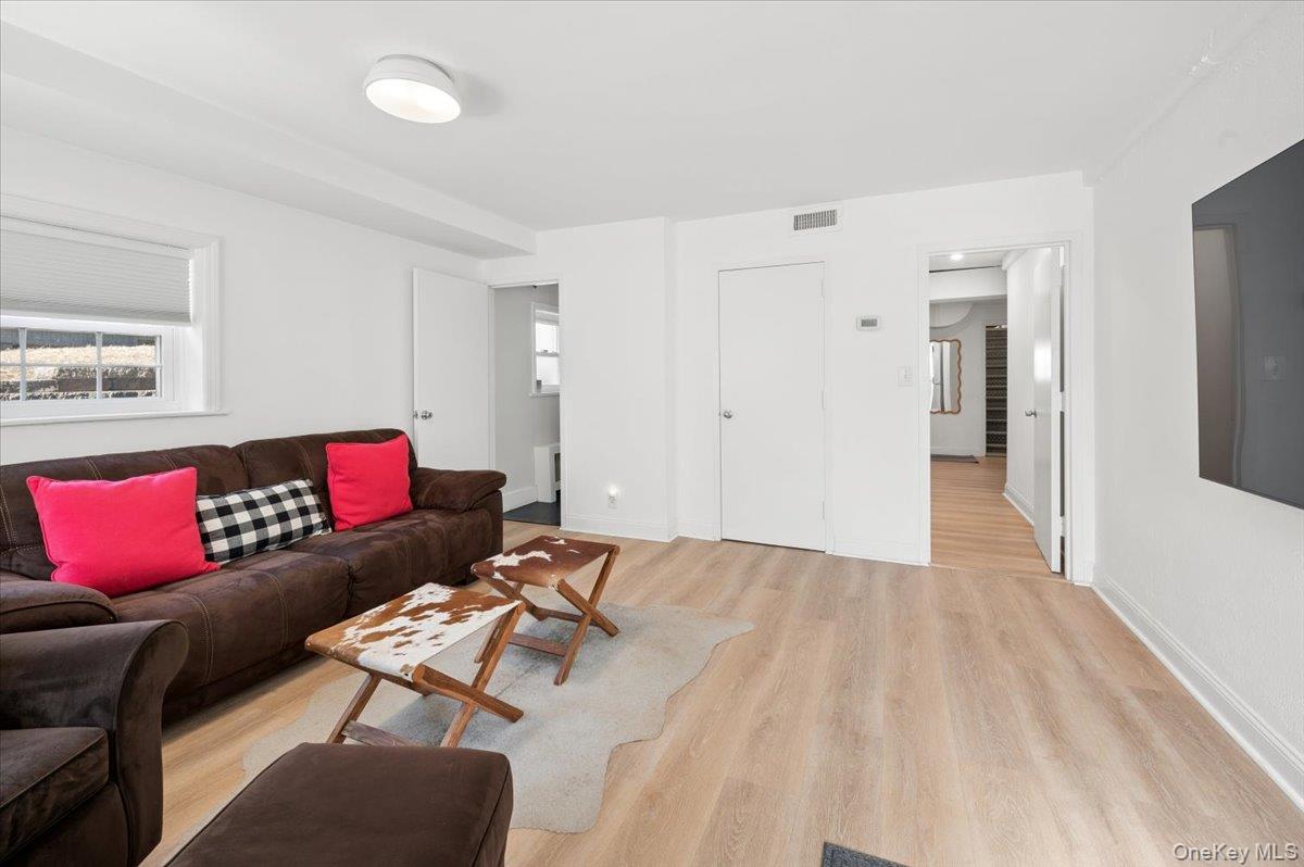 31 Priory Lane, Pelham, NY 10803