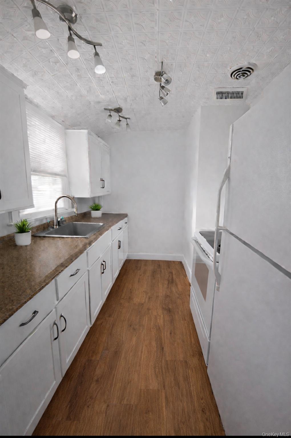 Lindenhurst, NY 11757