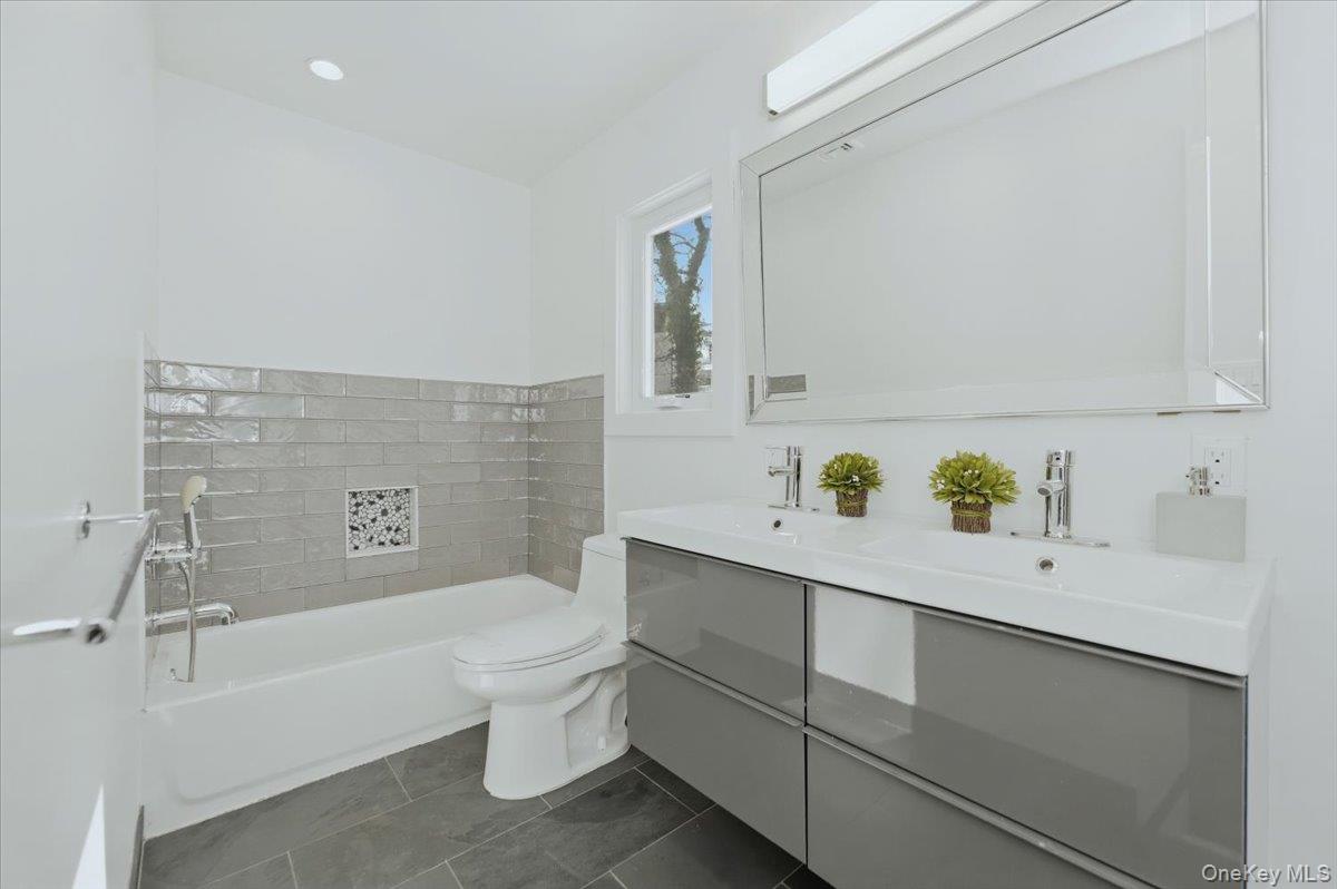 4 Lawrence Place, Pelham, NY 10803