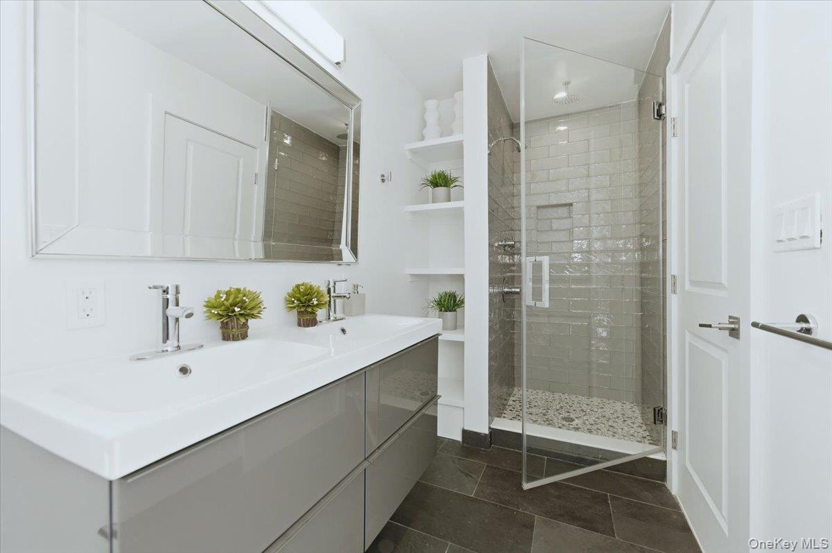 4 Lawrence Place, Pelham, NY 10803