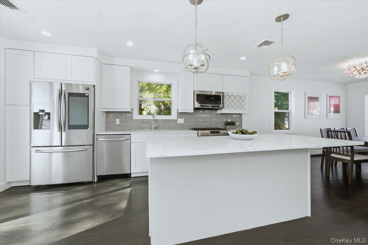 4 Lawrence Place, Pelham, NY 10803