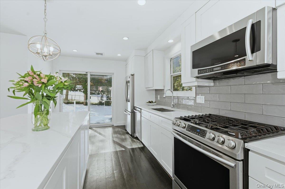 4 Lawrence Place, Pelham, NY 10803