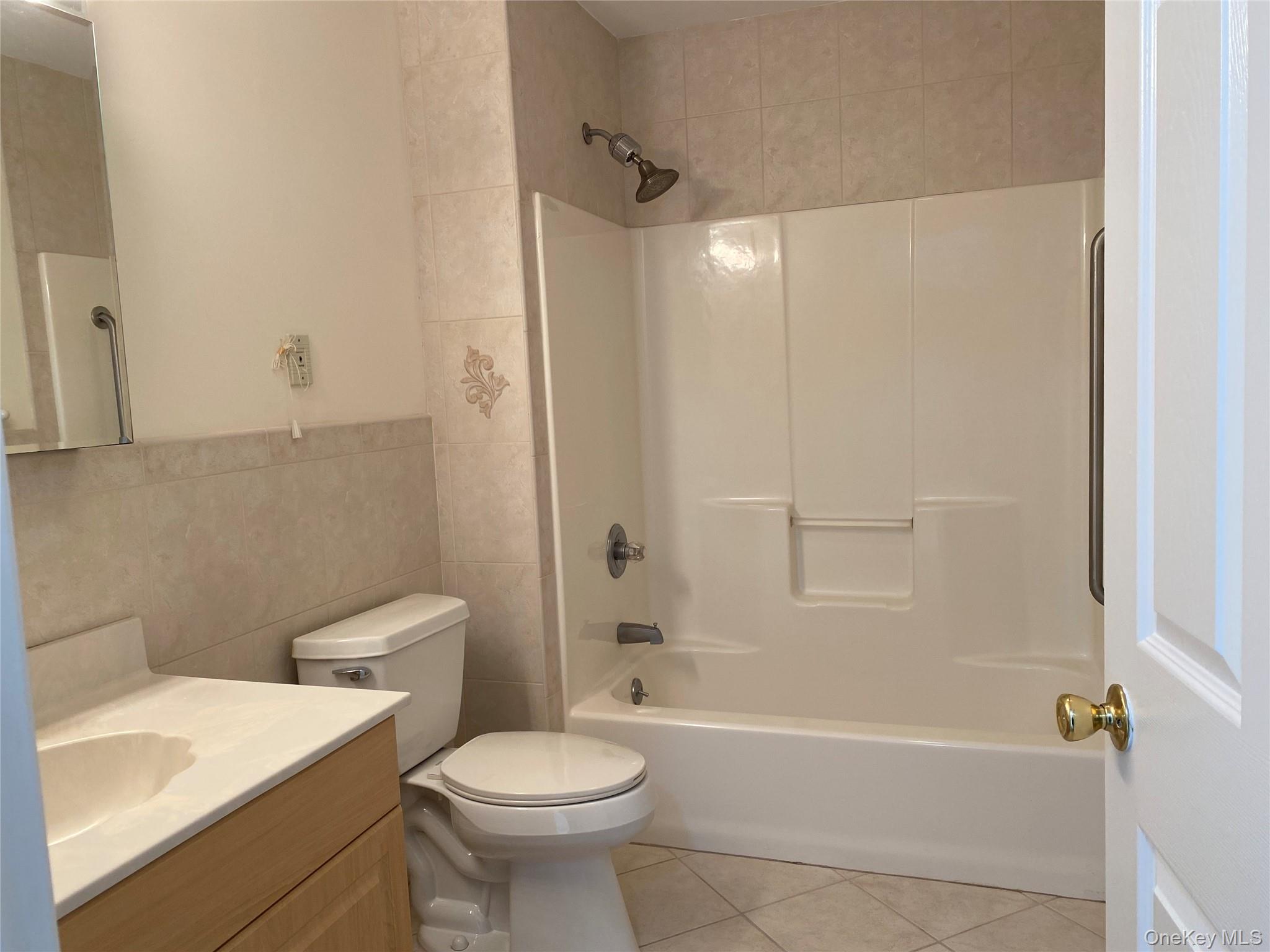 7 Dominick Court # 7, Lindenhurst, NY 11757