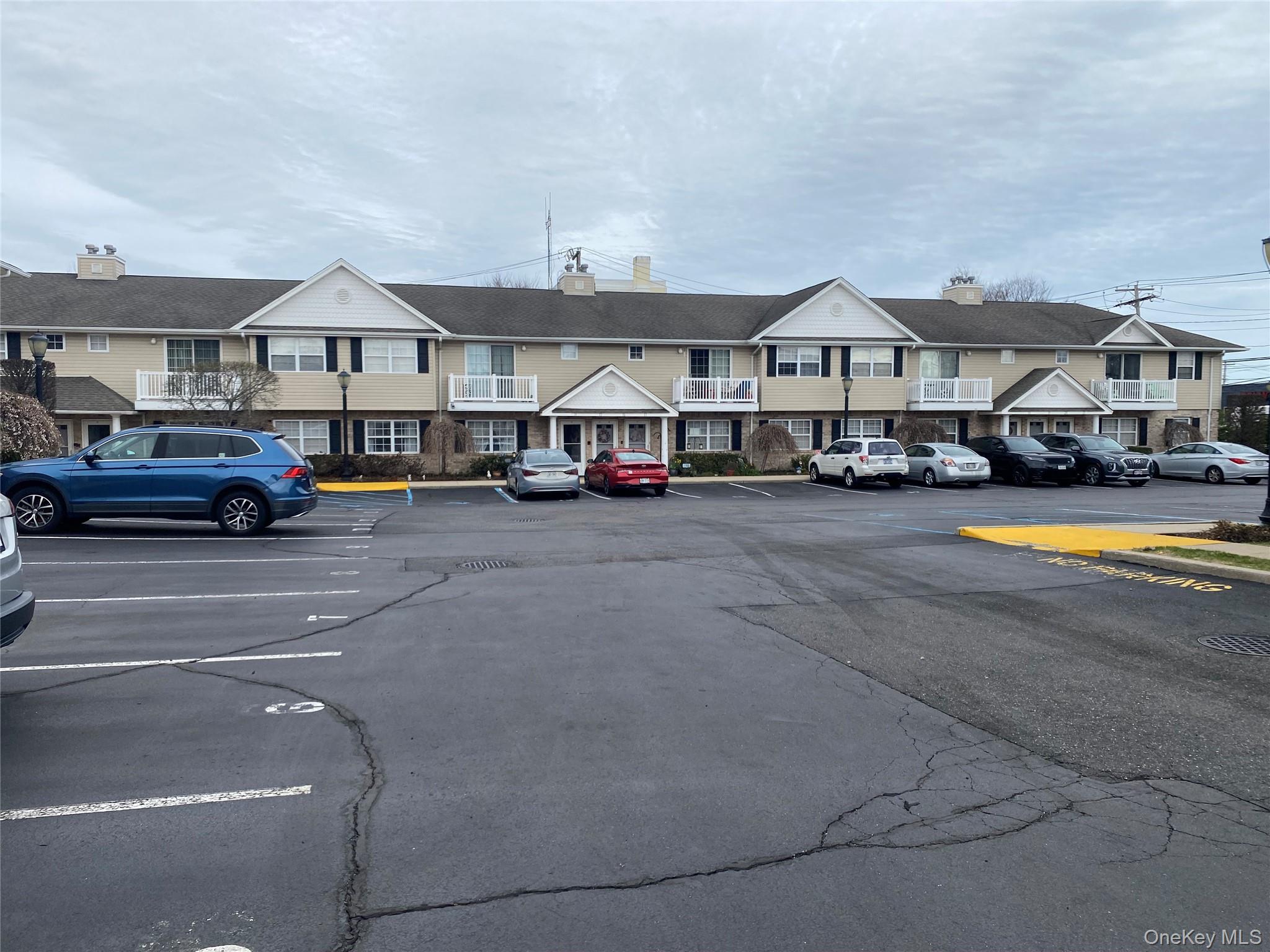 7 Dominick Court # 7, Lindenhurst, NY 11757