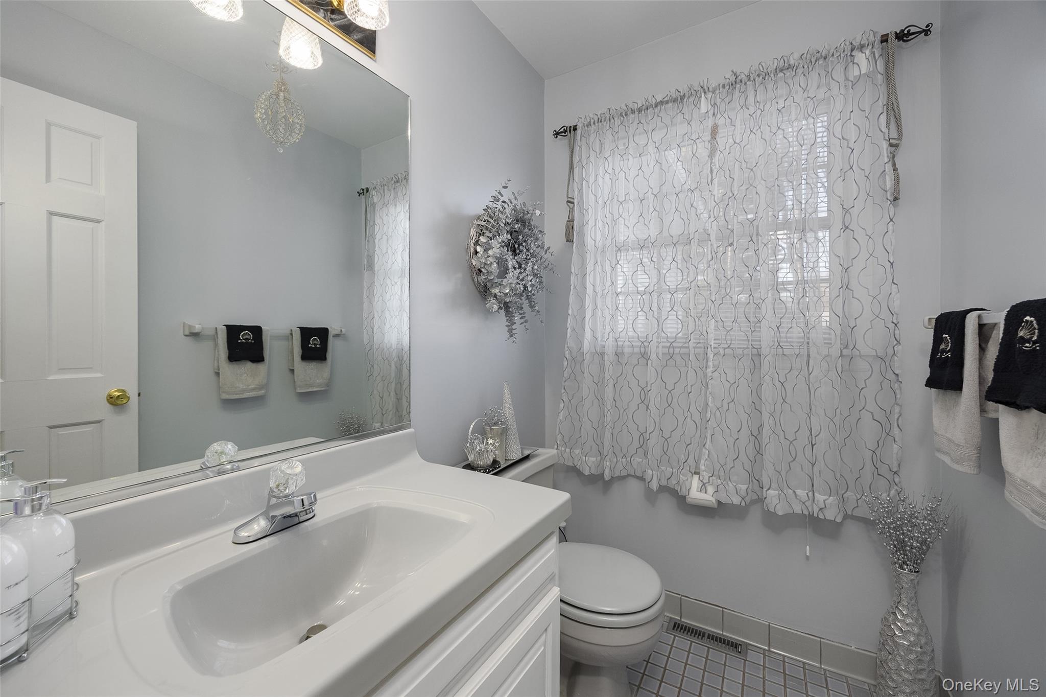 8 Toms Way, Poughkeepsie, NY 12603