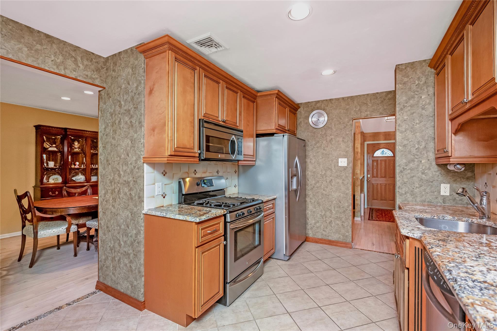 43 Maplewood Drive, Plainview, NY 11803