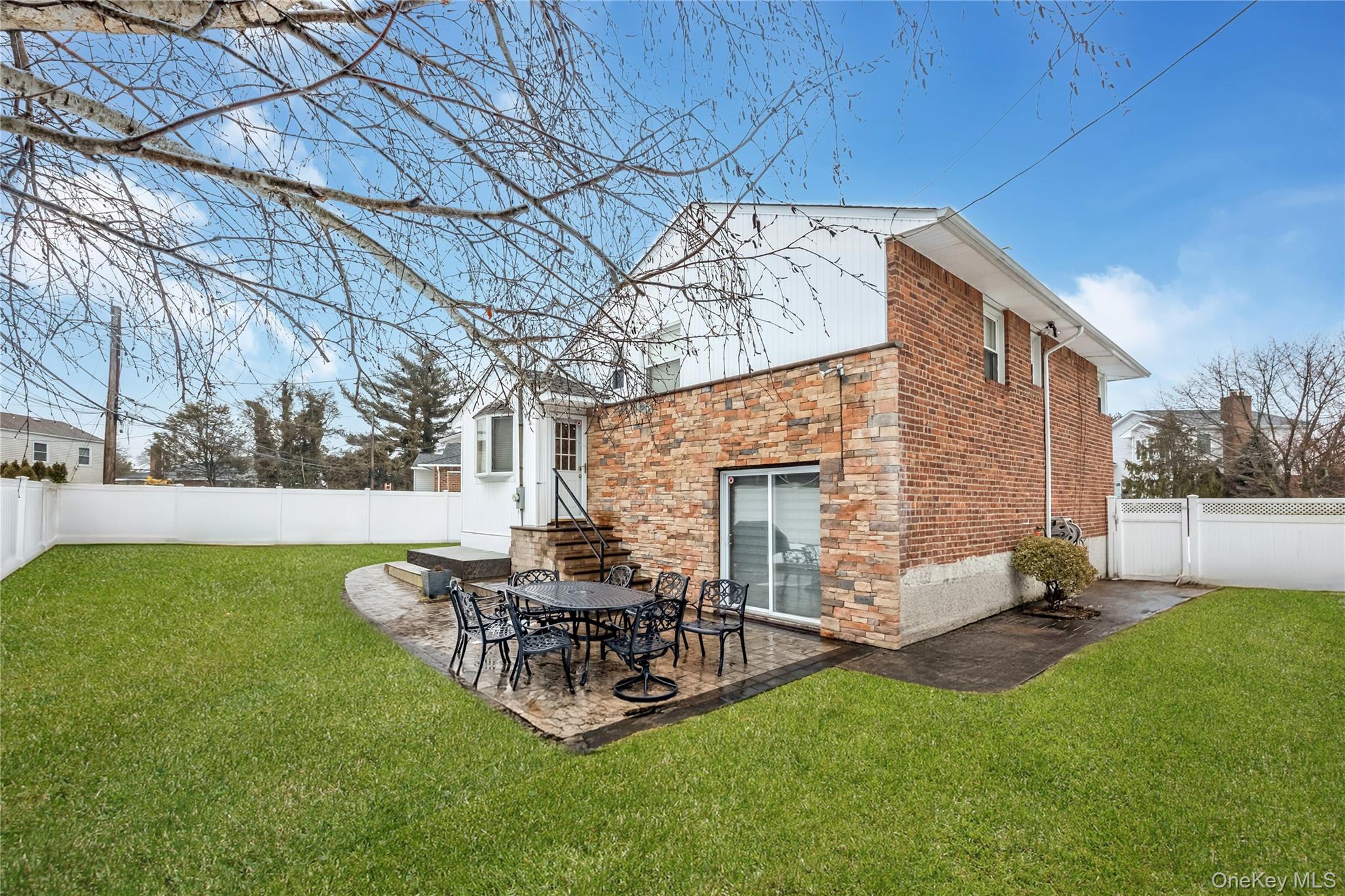 43 Maplewood Drive, Plainview, NY 11803