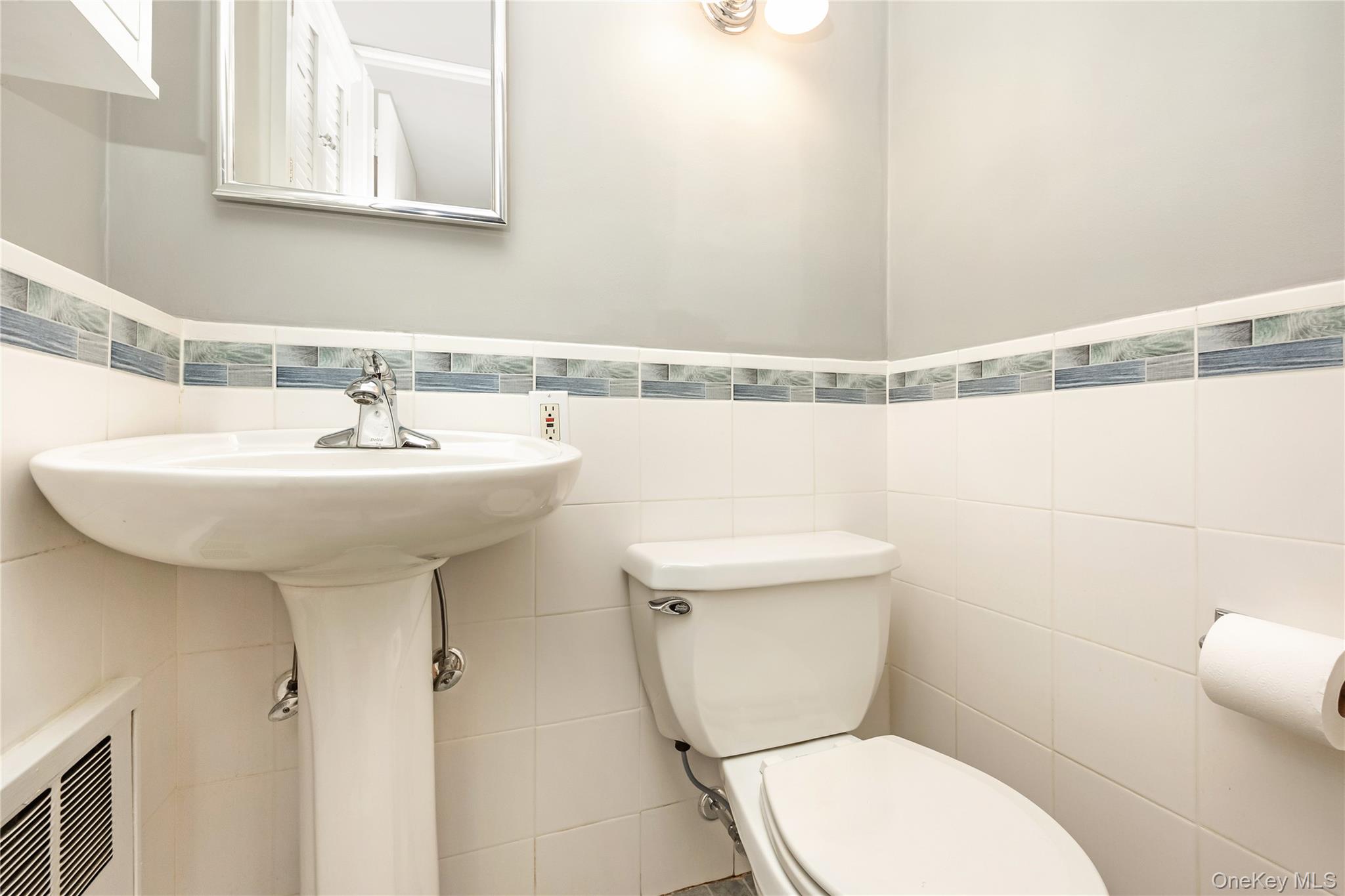 43 Maplewood Drive, Plainview, NY 11803