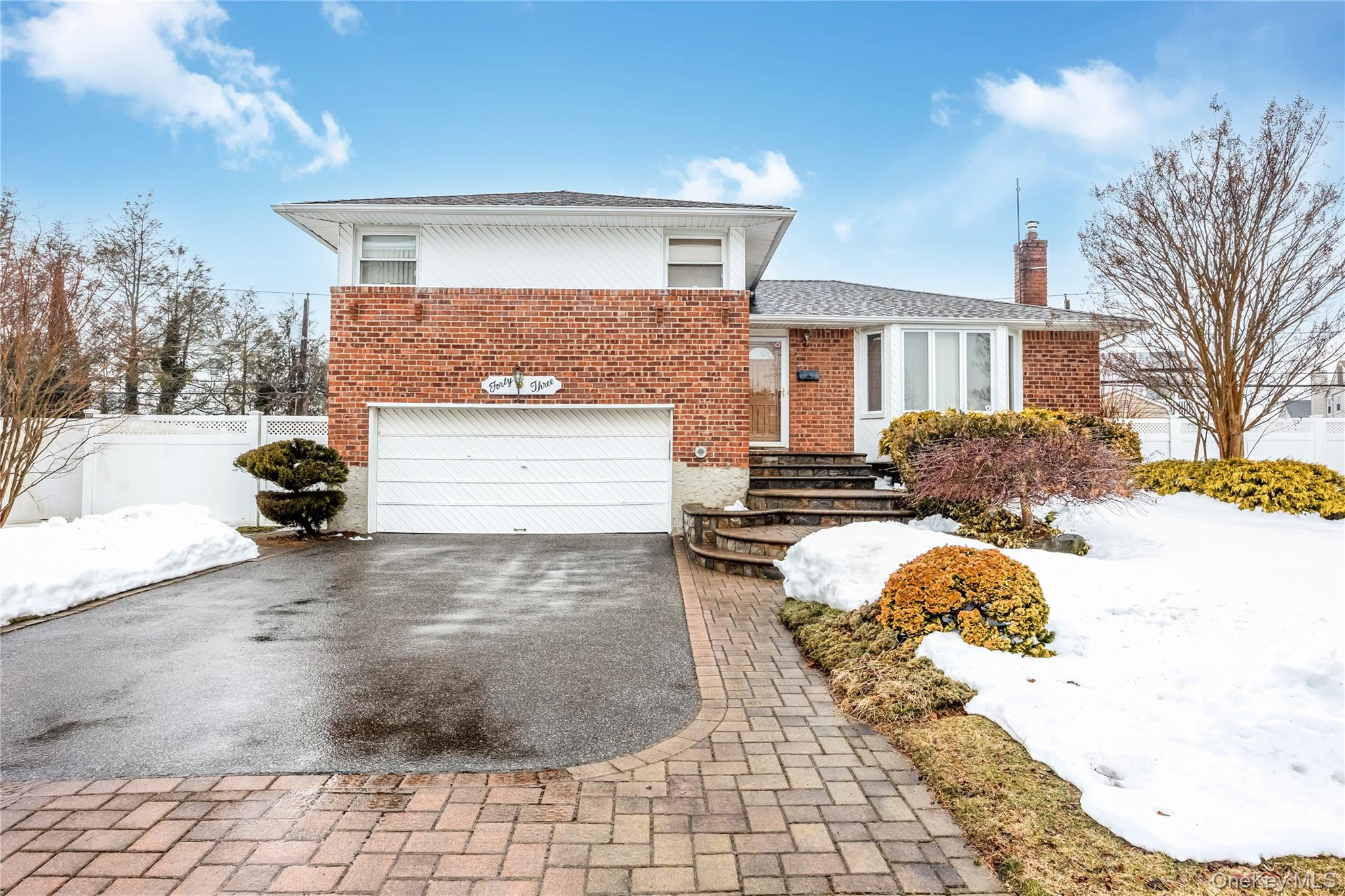 43 Maplewood Drive, Plainview, NY 11803