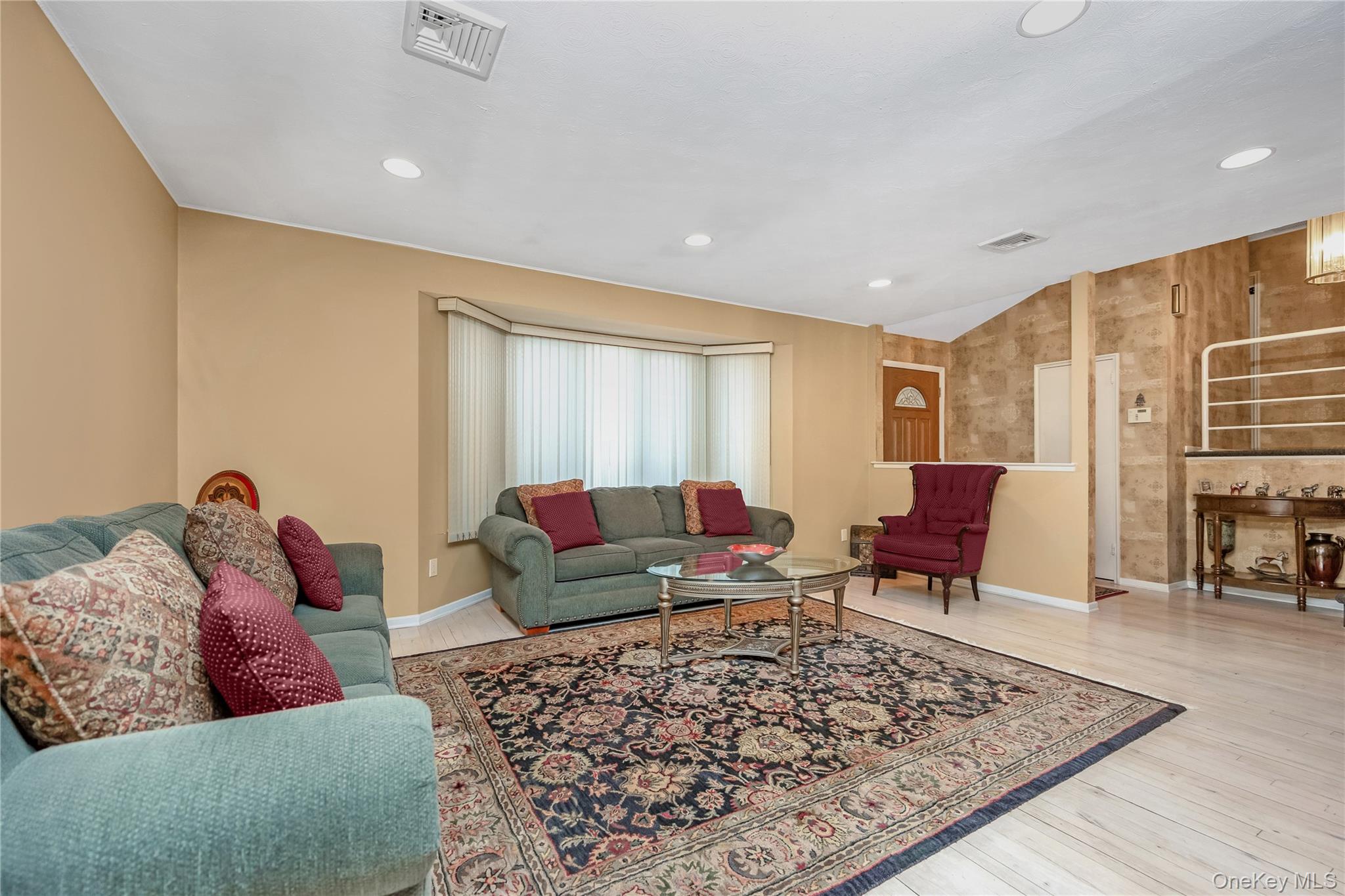 43 Maplewood Drive, Plainview, NY 11803