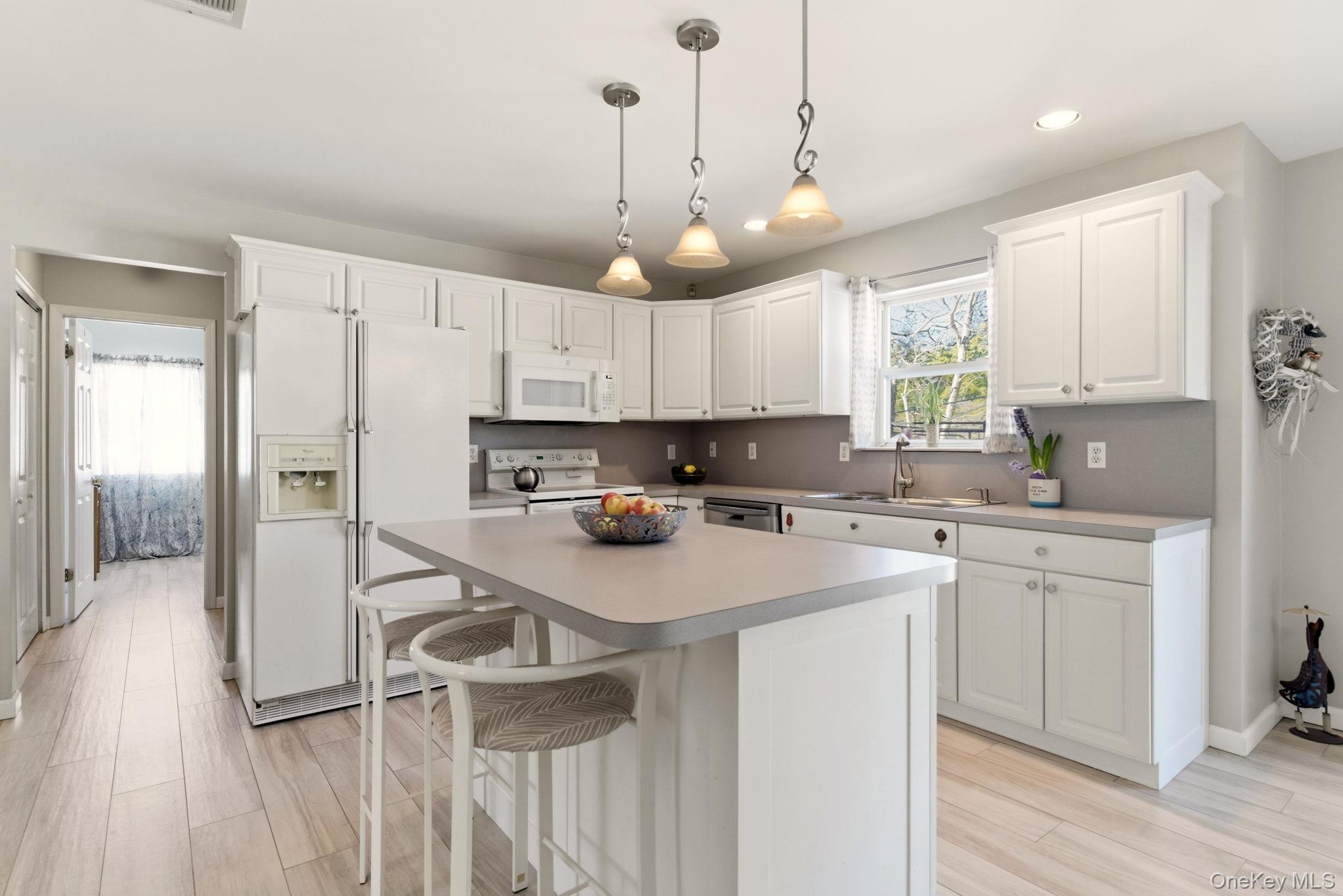 15 Alyssa Court, Holbrook, NY 11741