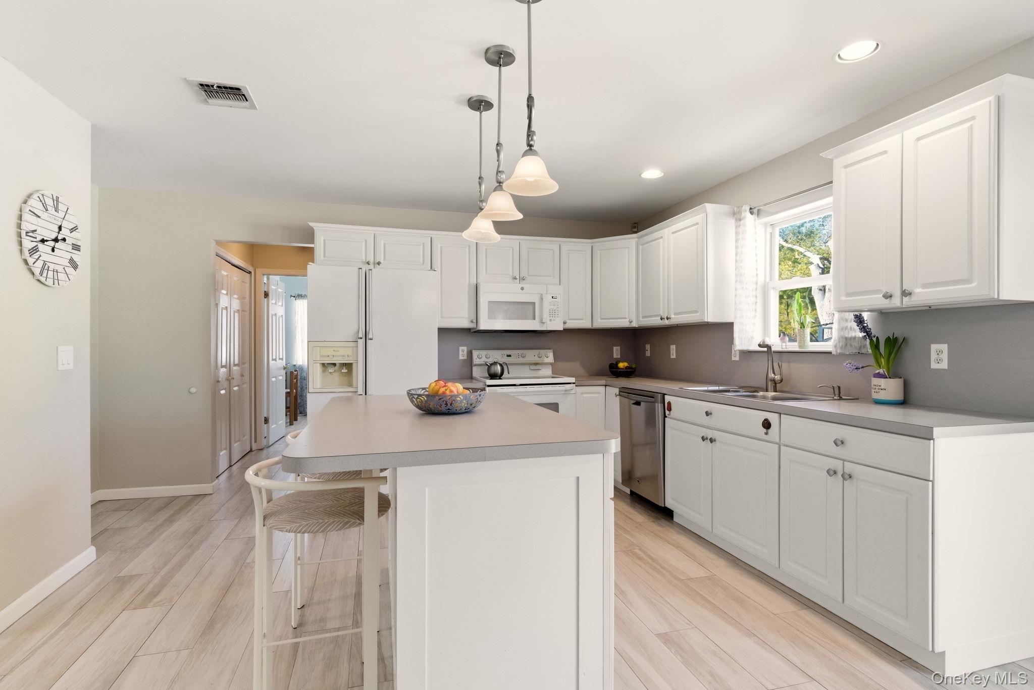 15 Alyssa Court, Holbrook, NY 11741