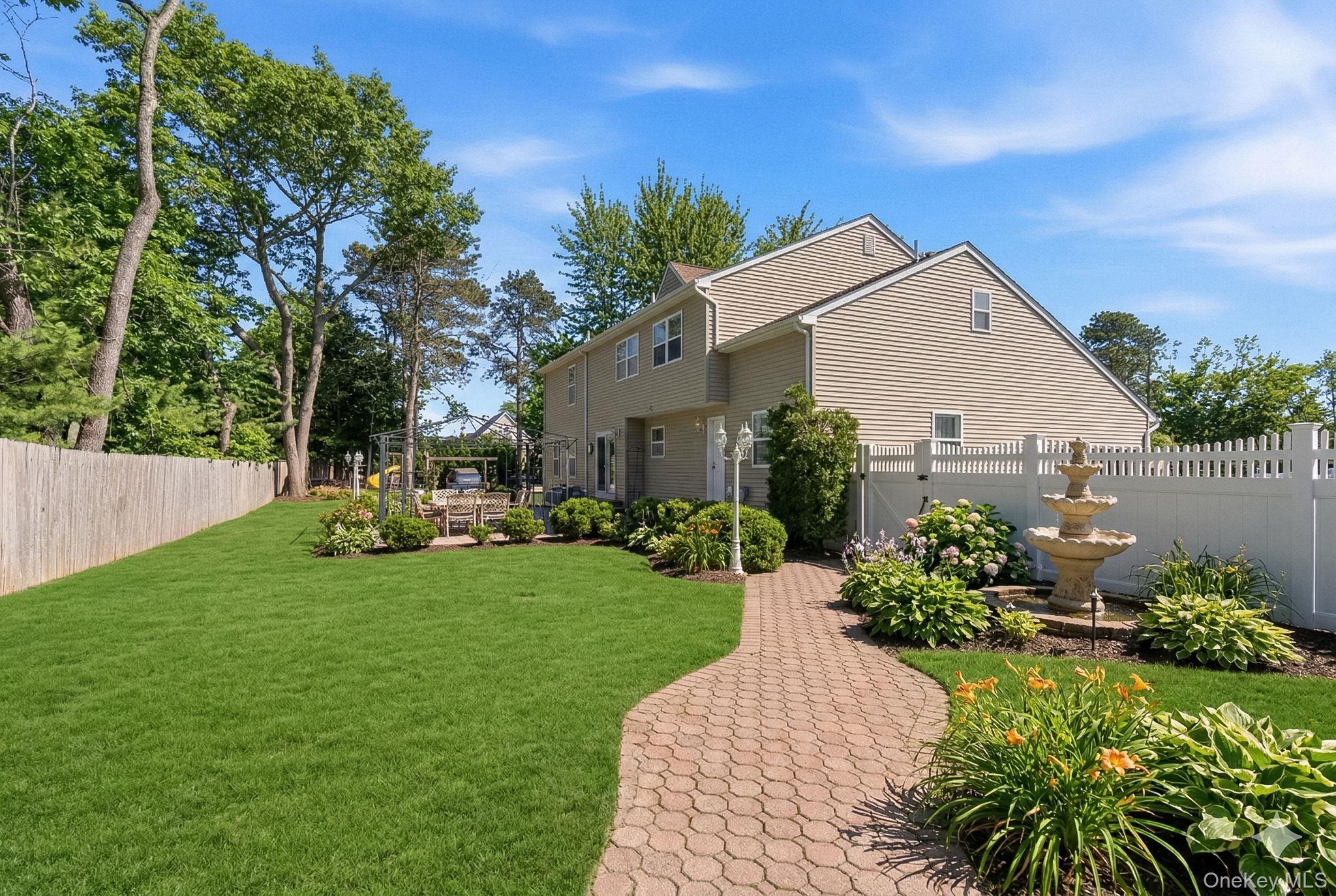 15 Alyssa Court, Holbrook, NY 11741