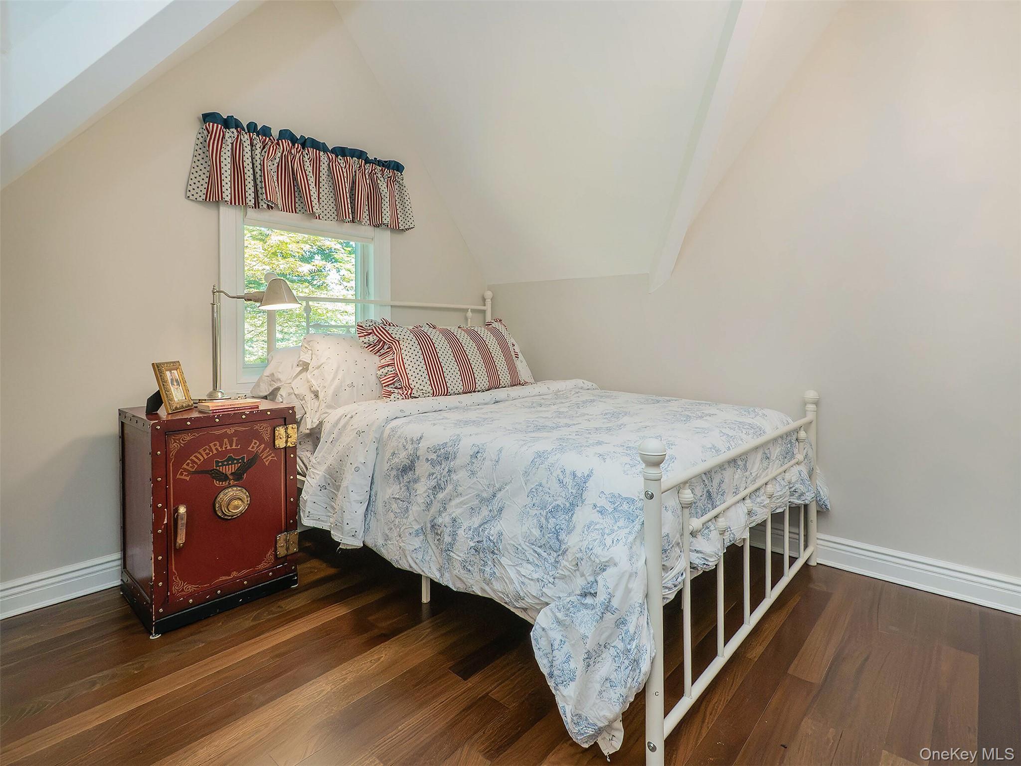 12 Winding Way, Sea Cliff, NY 11579