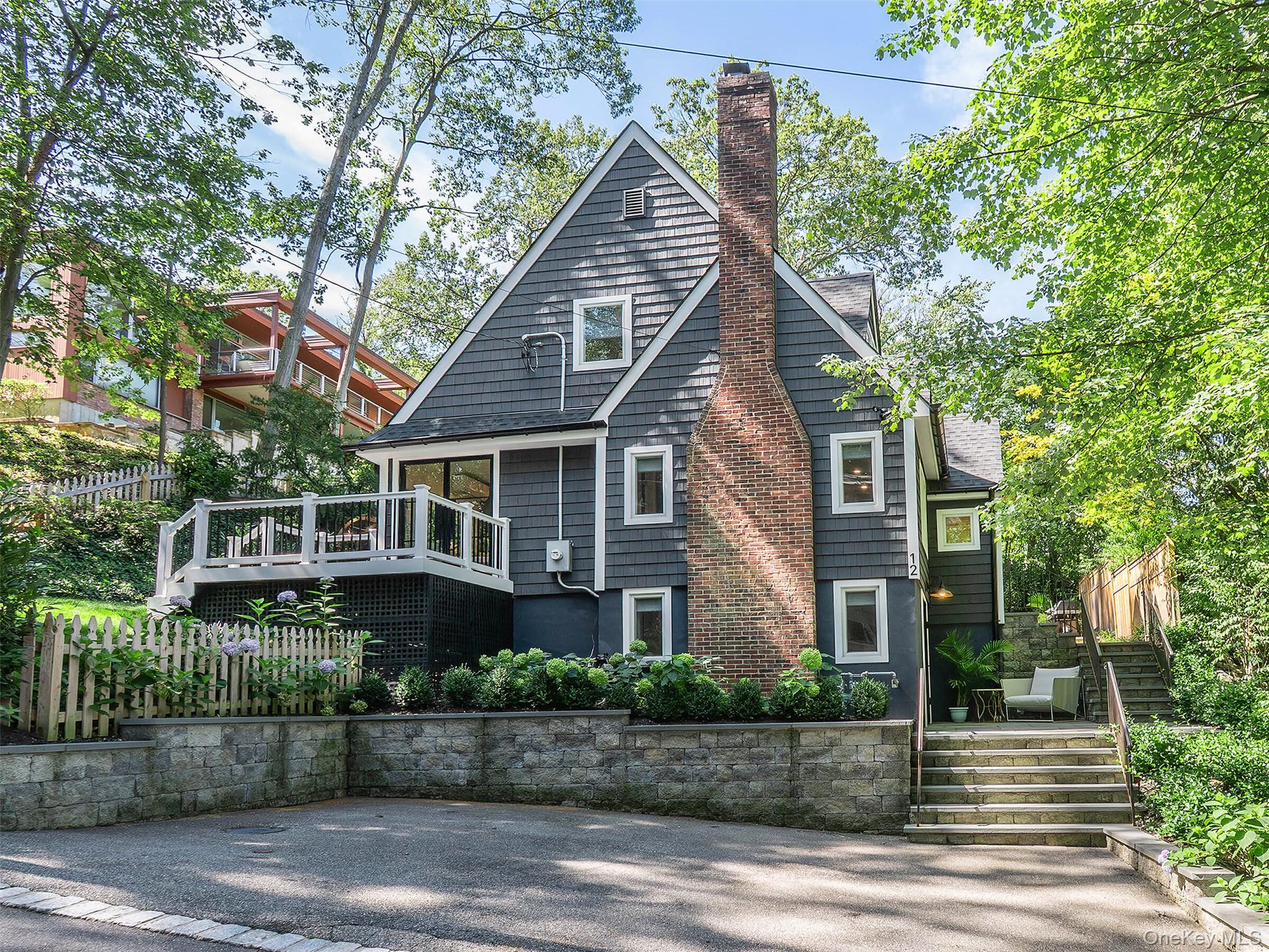 12 Winding Way, Sea Cliff, NY 11579