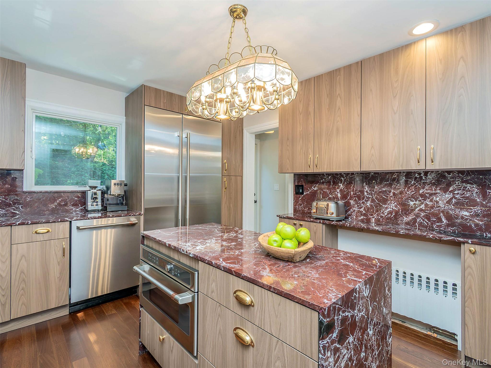 12 Winding Way, Sea Cliff, NY 11579