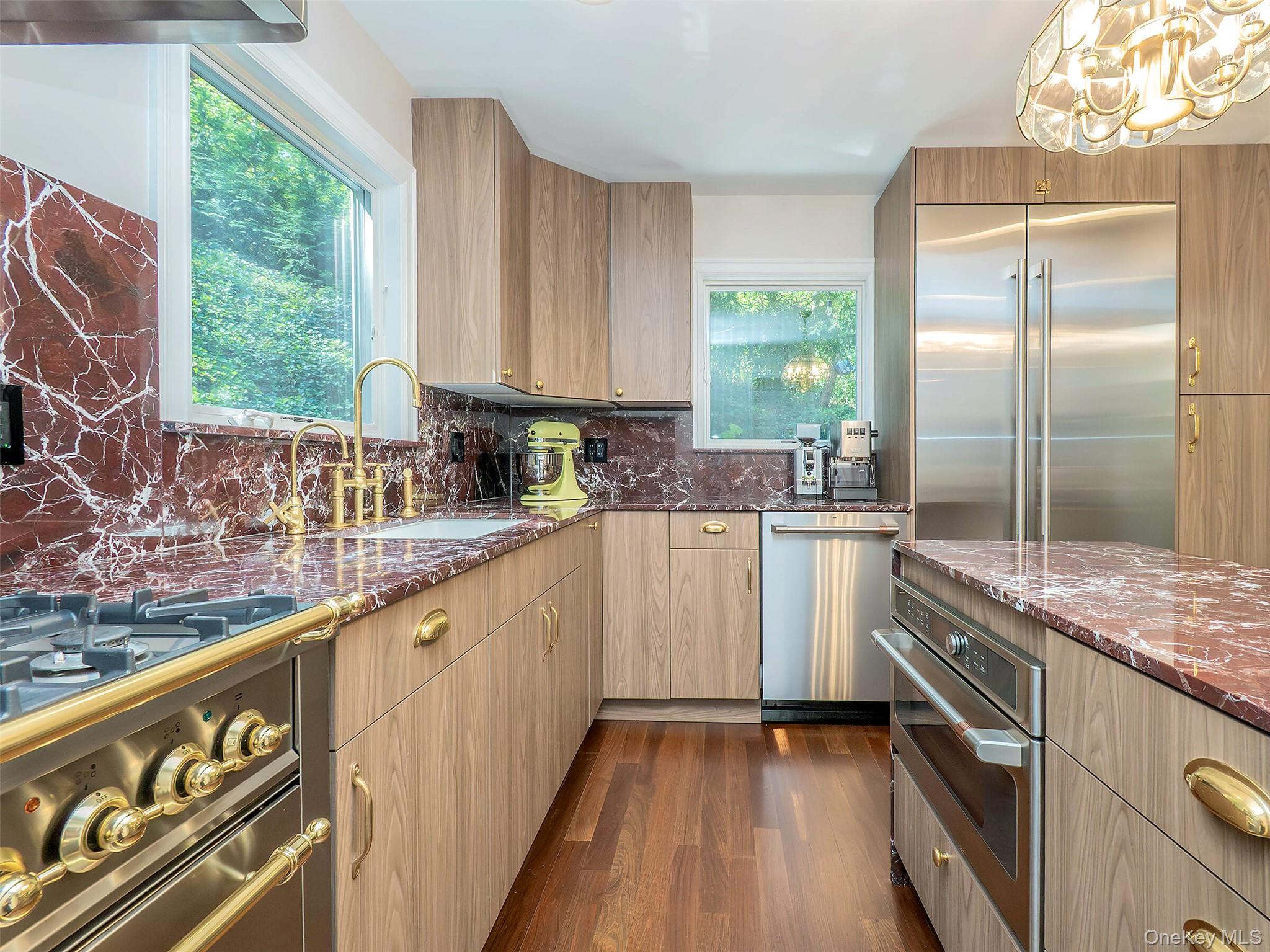 12 Winding Way, Sea Cliff, NY 11579