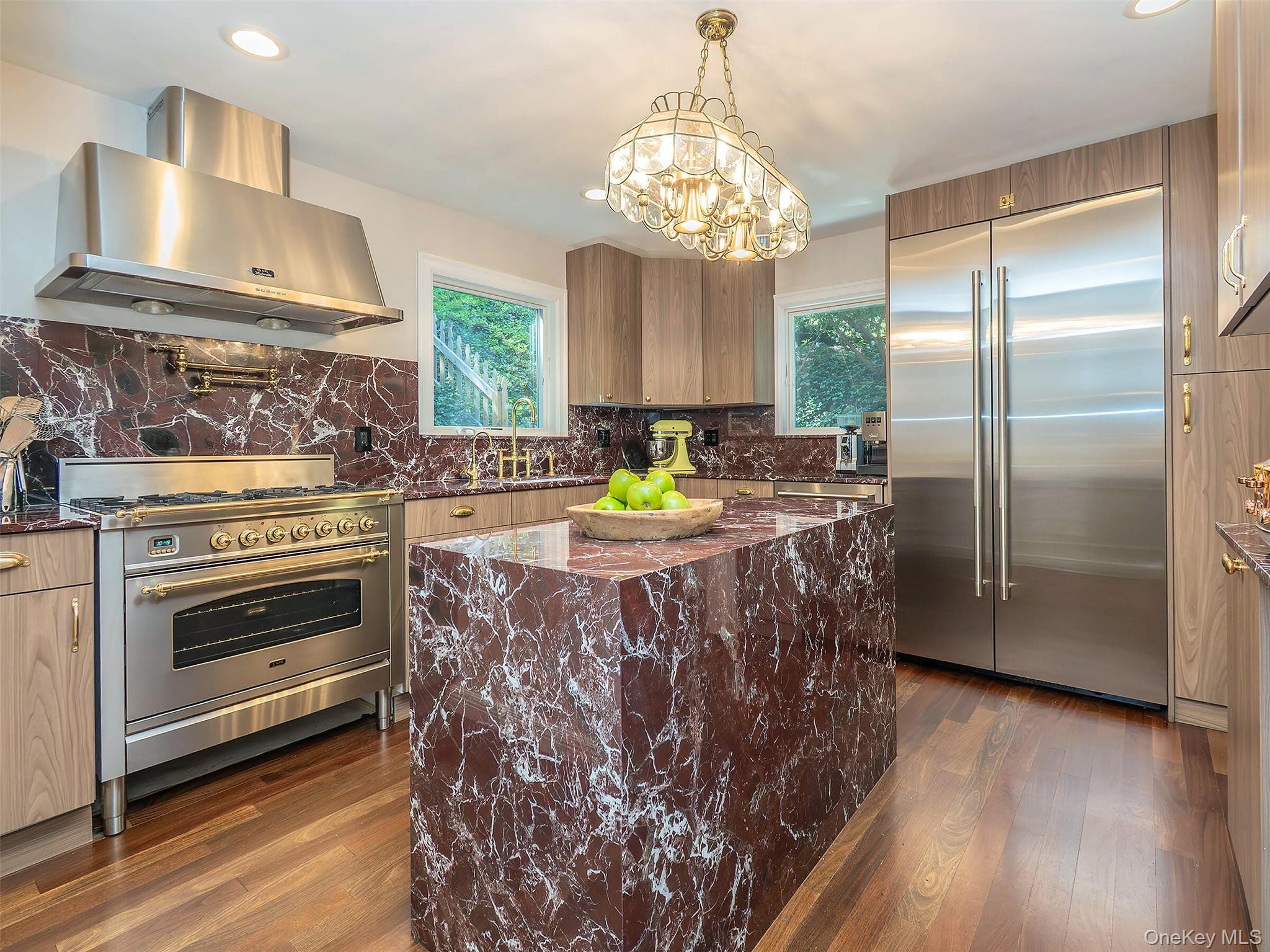 12 Winding Way, Sea Cliff, NY 11579