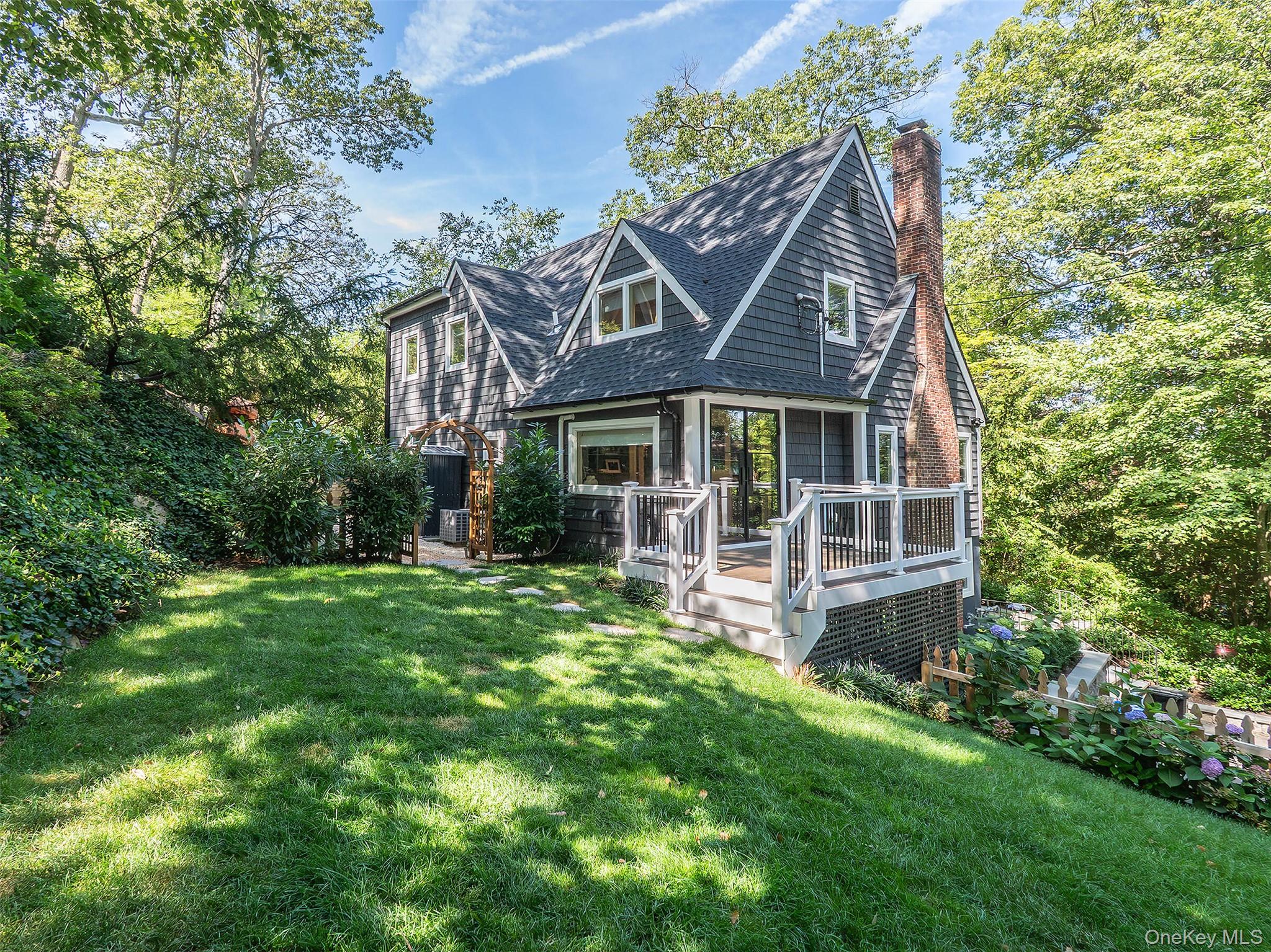 12 Winding Way, Sea Cliff, NY 11579