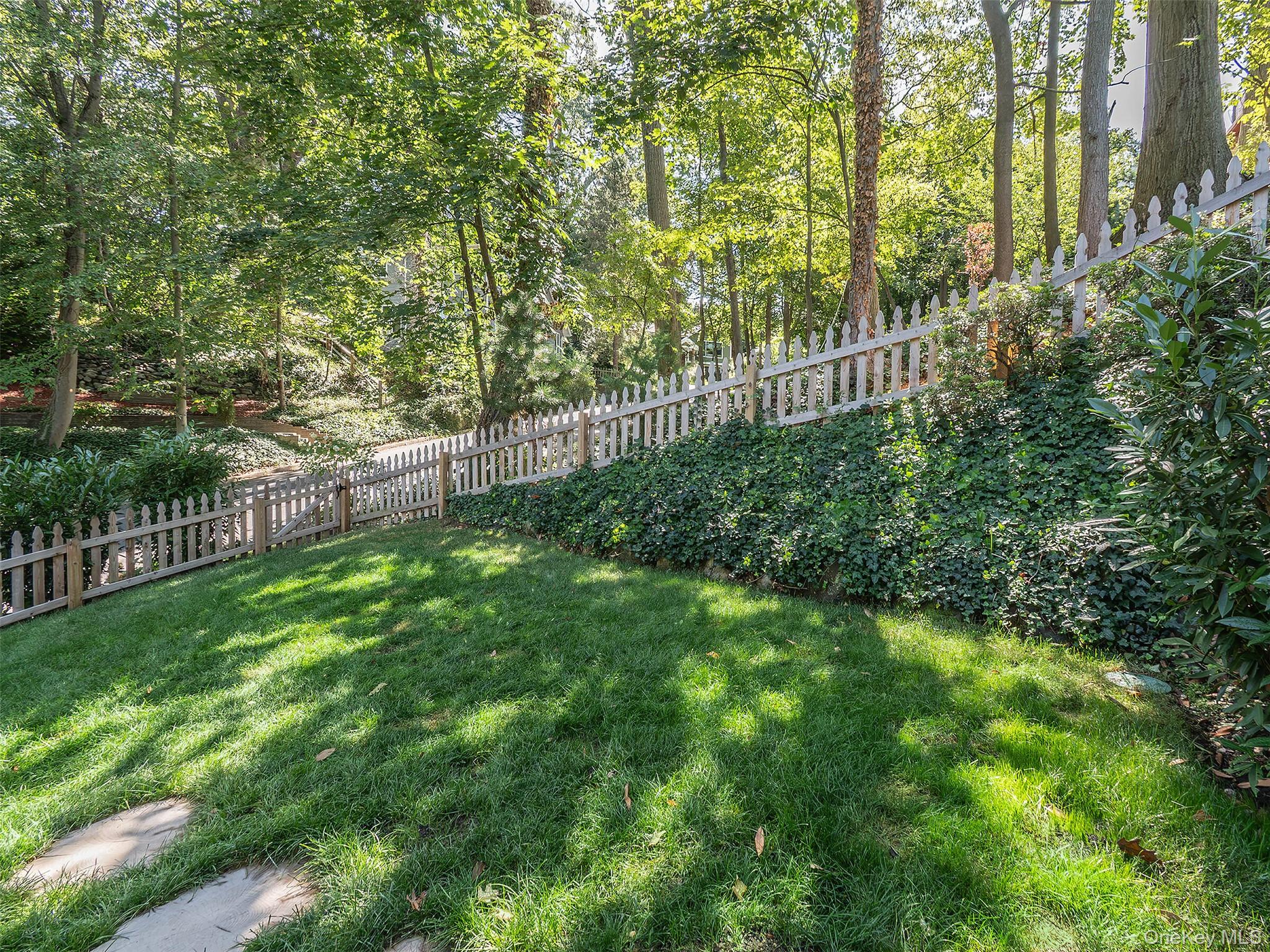 12 Winding Way, Sea Cliff, NY 11579