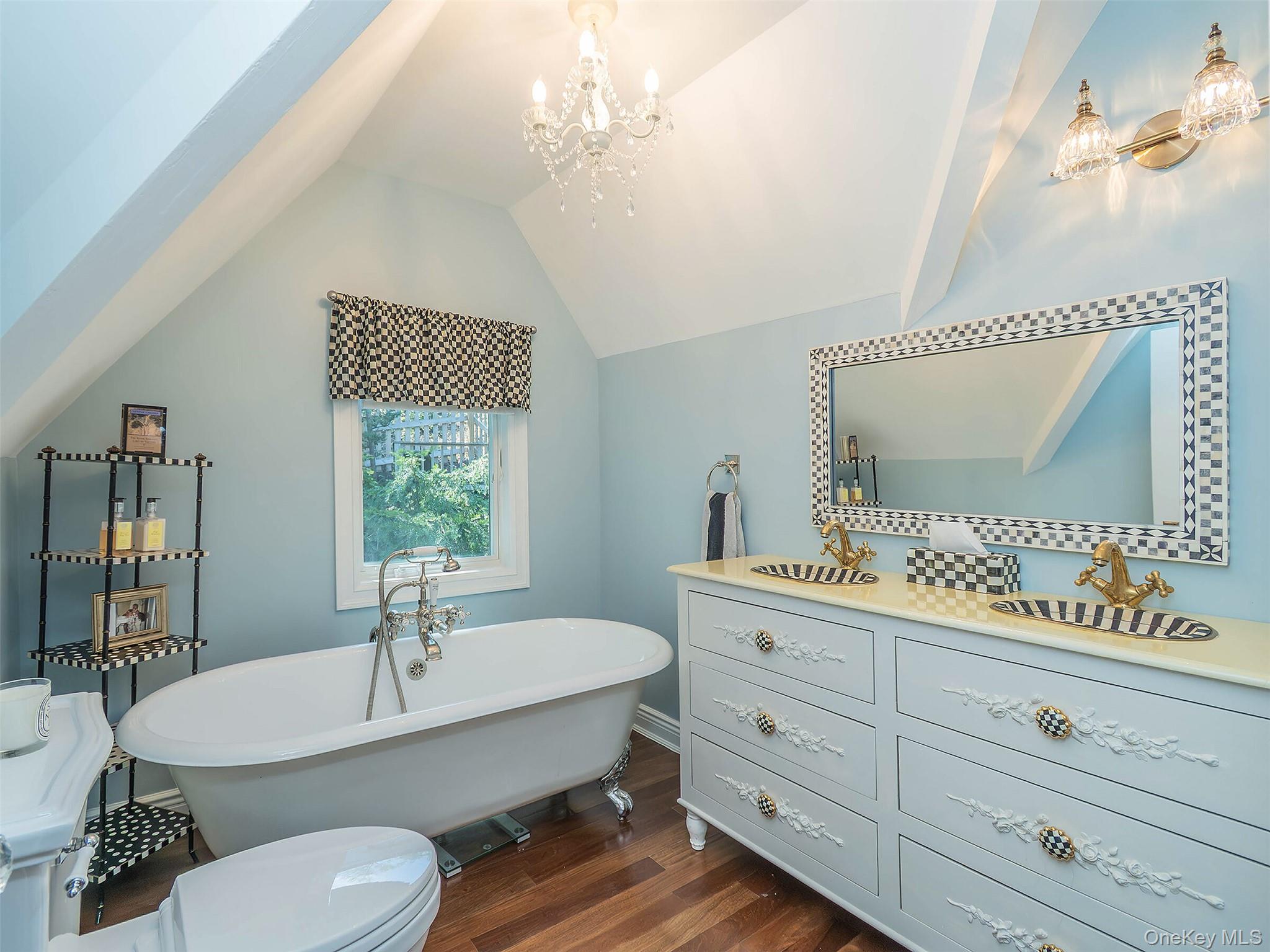 12 Winding Way, Sea Cliff, NY 11579