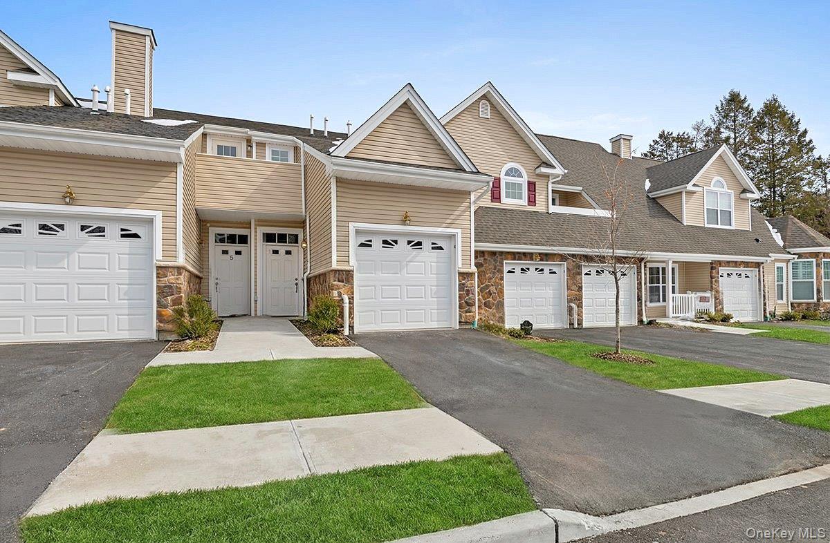 4 Steven Circle # 4, Dix Hills, NY 11746