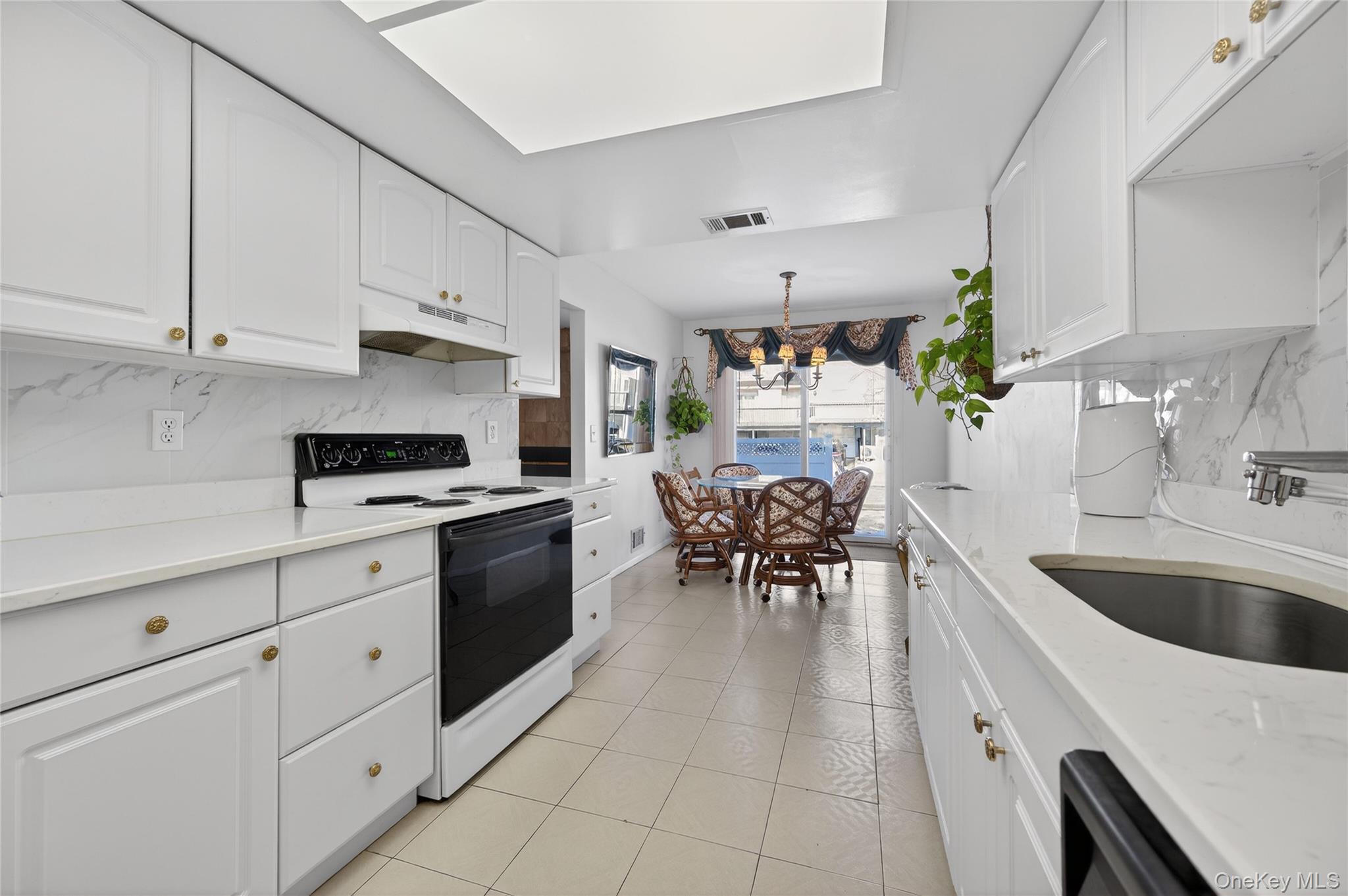 109 Glen Way, Syosset, NY 11791