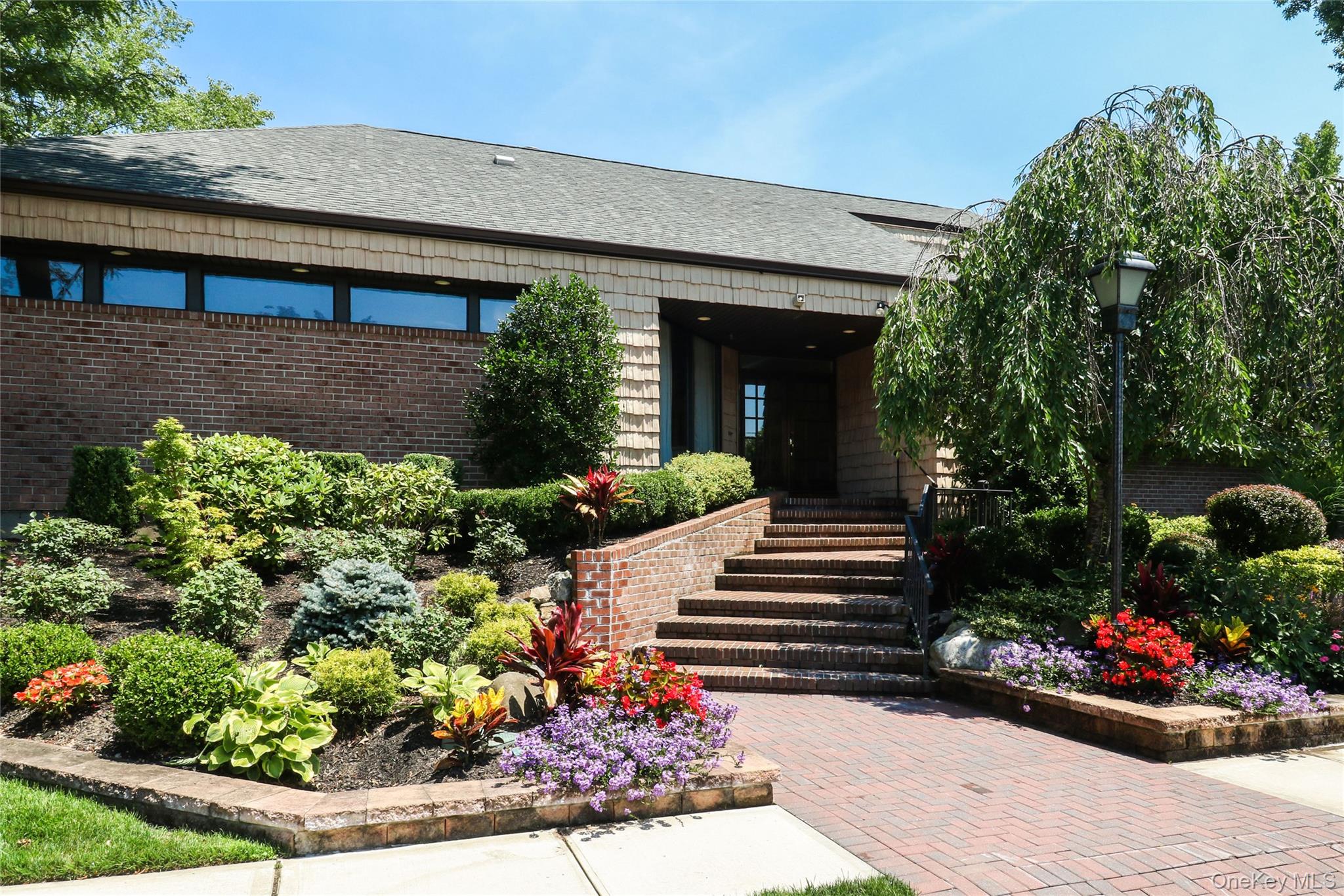 109 Glen Way, Syosset, NY 11791