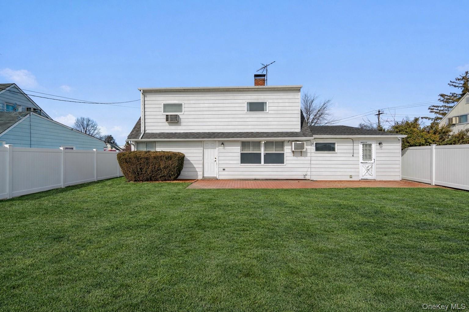 68 Summer Lane, Hicksville, NY 11801