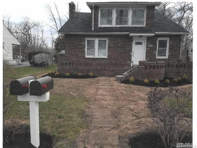 26 W Pine Street, Islip, NY 11751