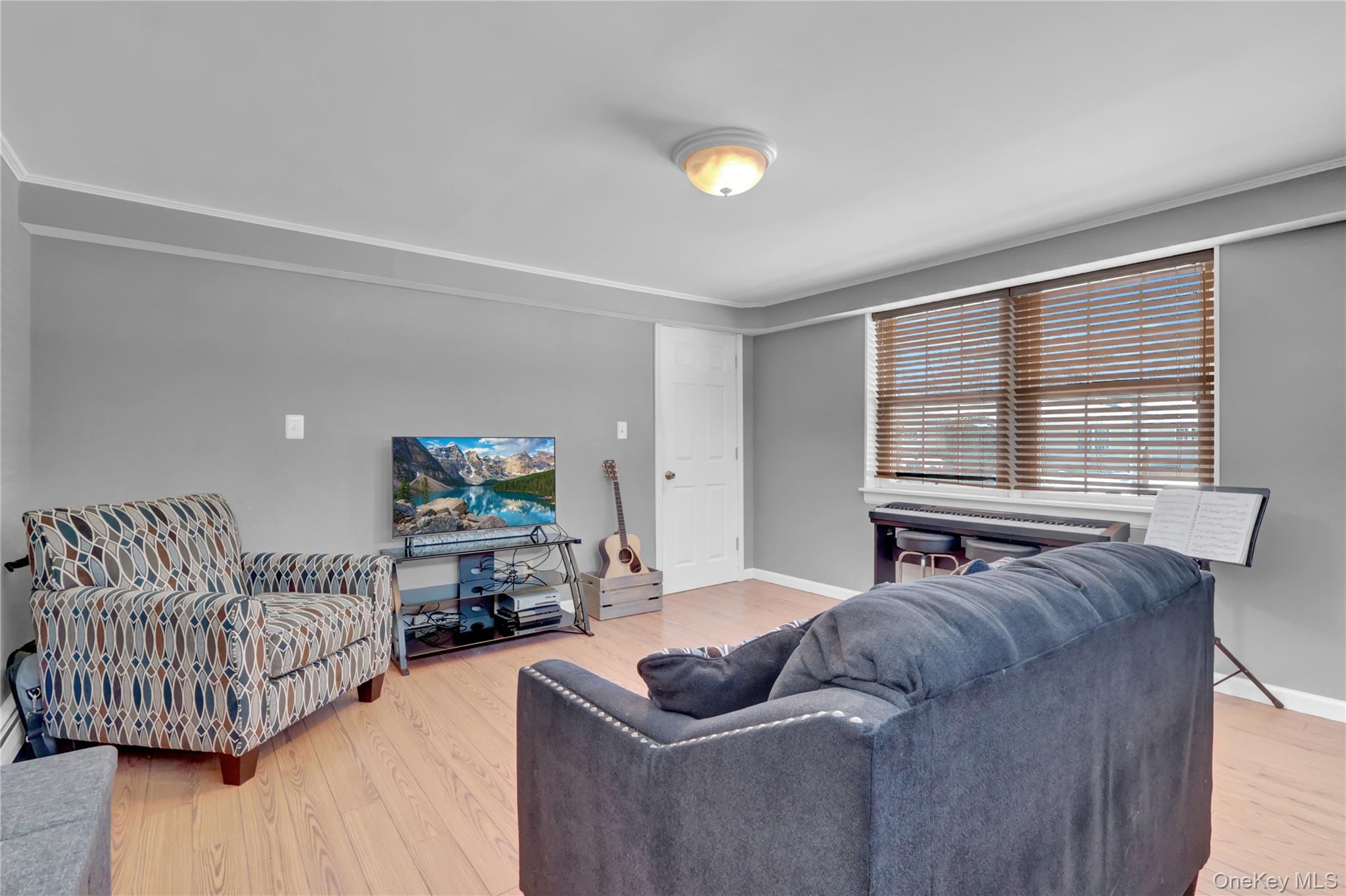 8 Noel Place, Smithtown, NY 11787