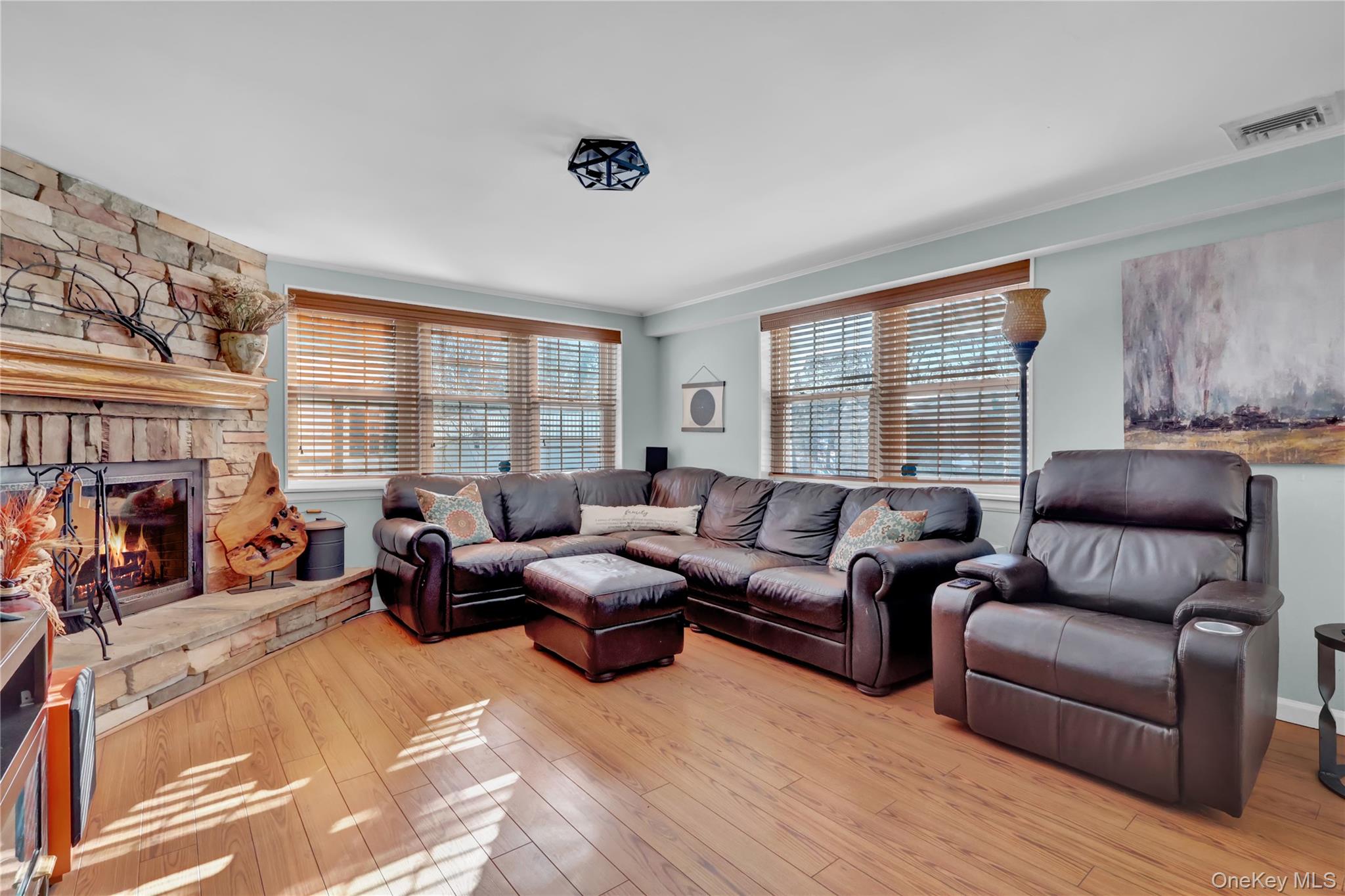 8 Noel Place, Smithtown, NY 11787