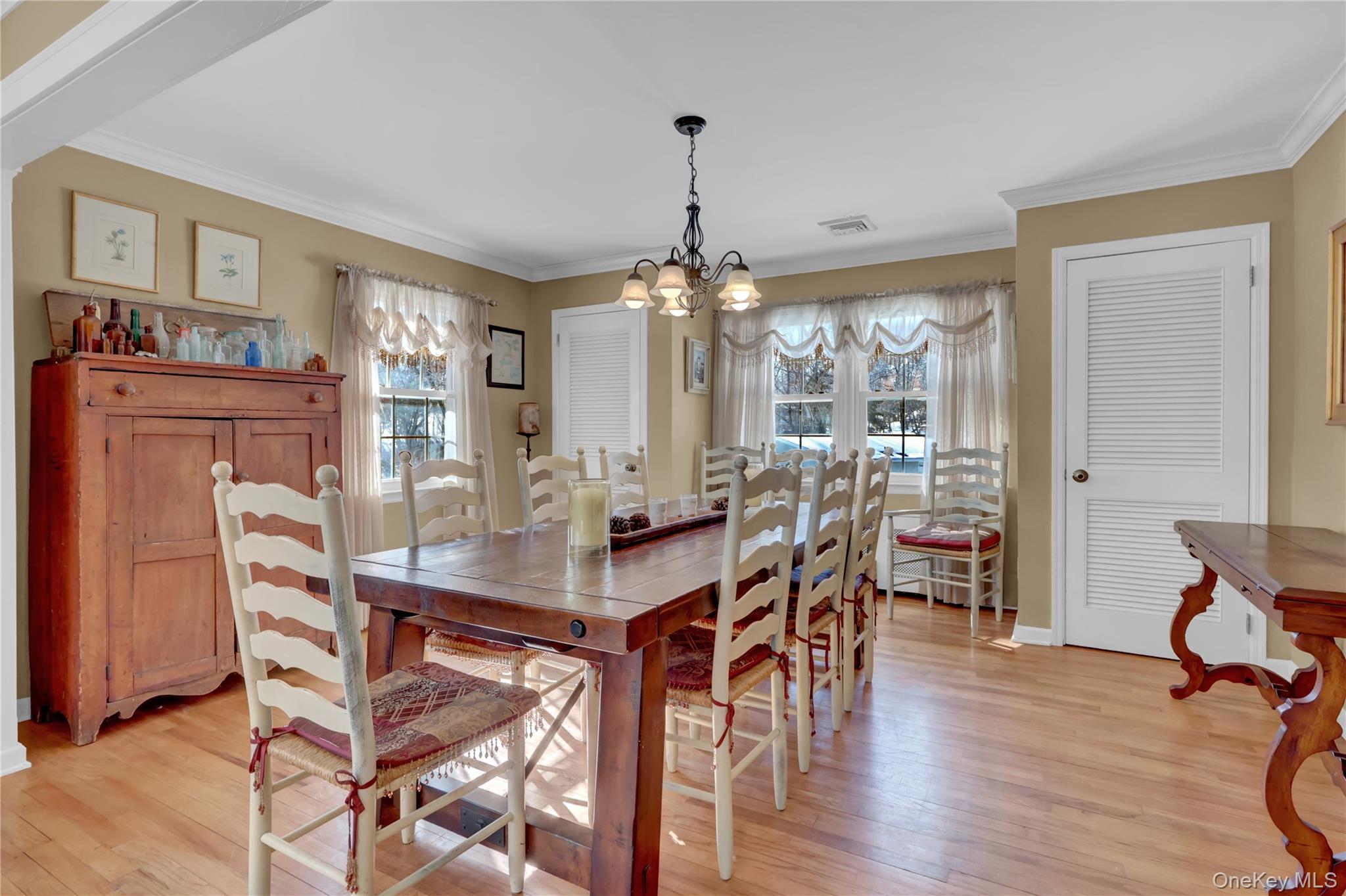 8 Noel Place, Smithtown, NY 11787