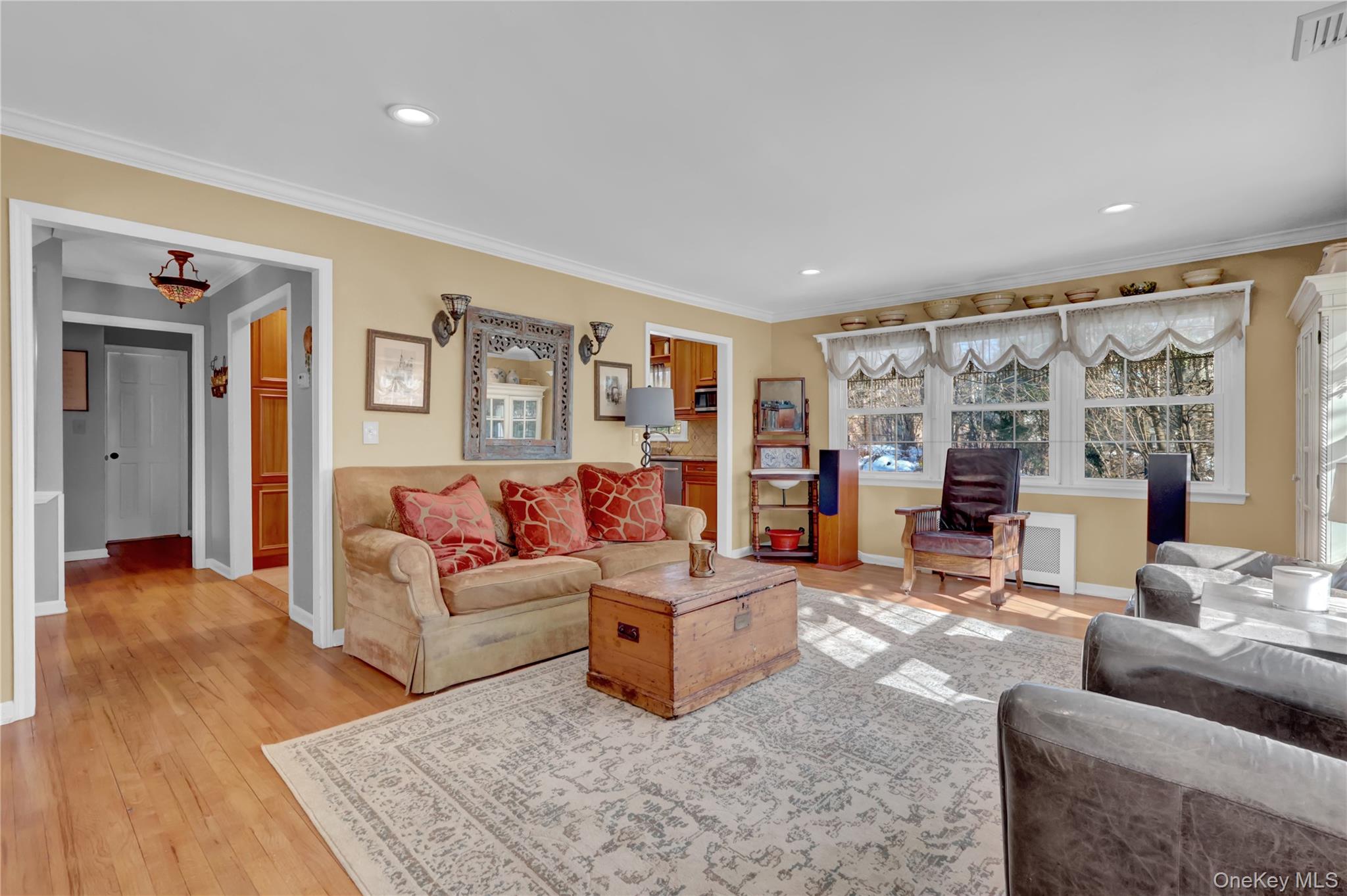 8 Noel Place, Smithtown, NY 11787